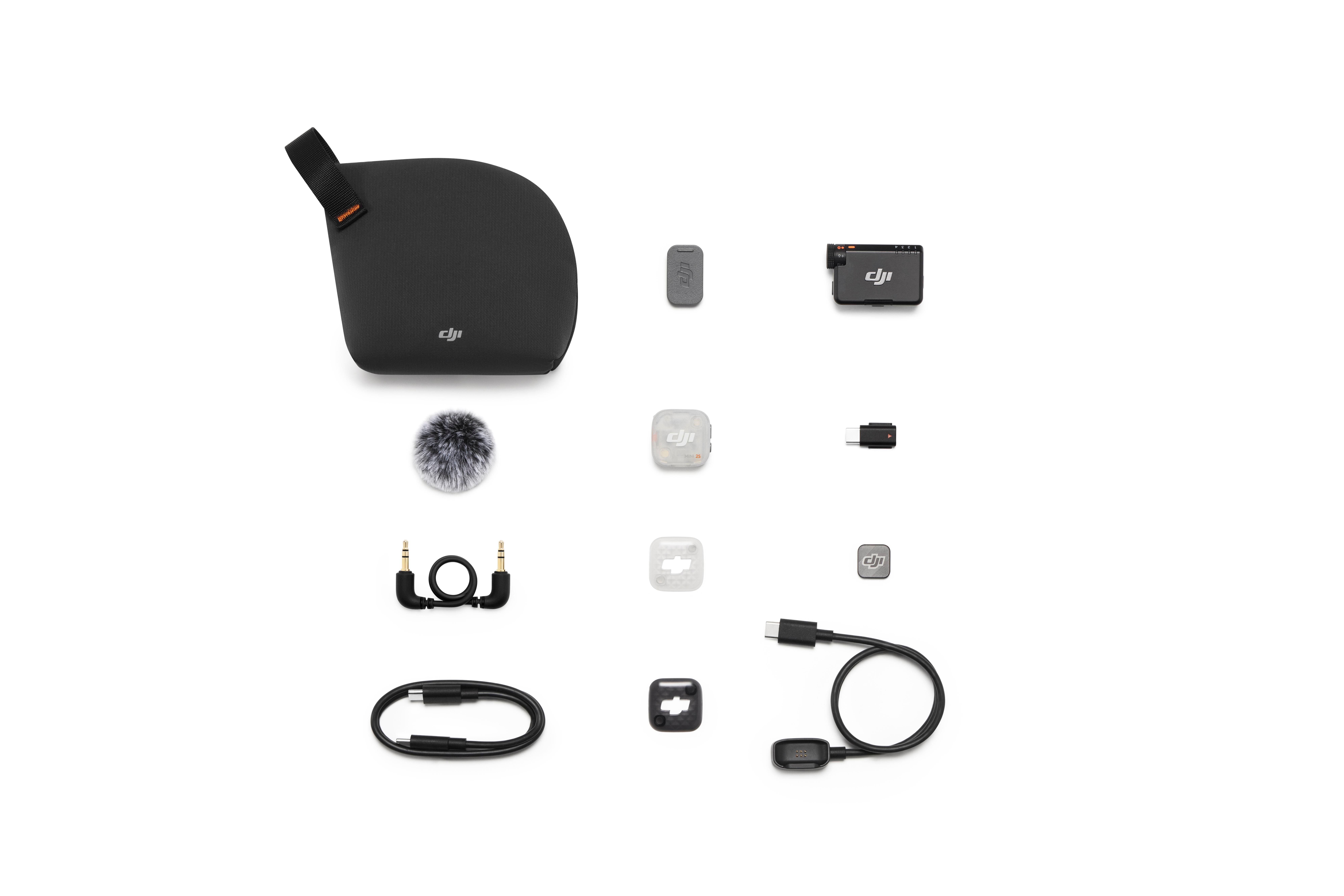 DJI-Mikrofonset mit Etui, Empfängern, Sendern, Windschutz, Kabeln und Adaptern auf weißem Hintergrund.