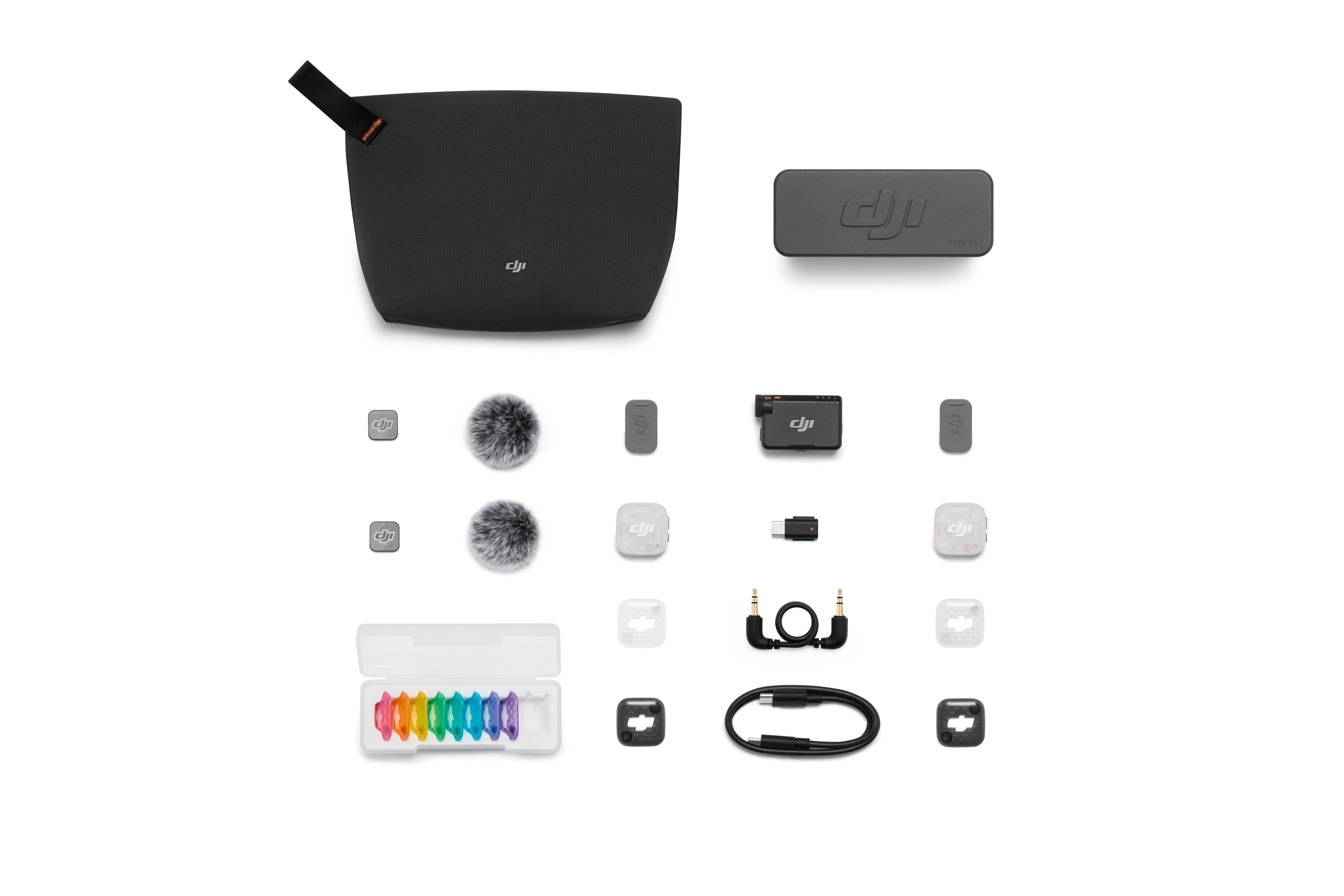DJI Mini 2 SE Drohnenzubehör ordentlich ausgelegt, darunter eine Tasche, Controller, Propeller und Kabel auf weiß.