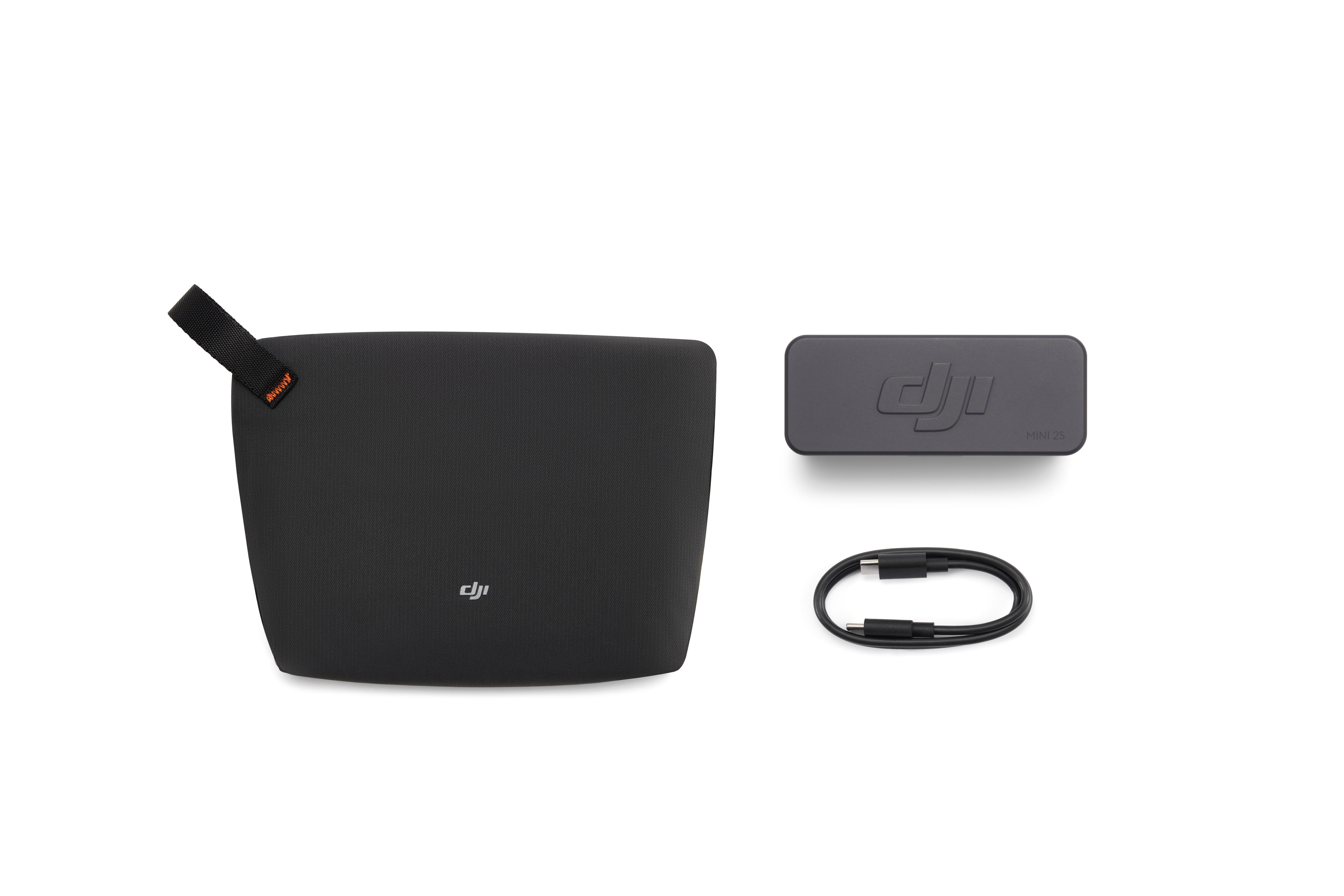 Eine schwarze DJI-Tasche, ein grauer Ladehub und ein schwarzes USB-C-Kabel auf weißem Hintergrund.