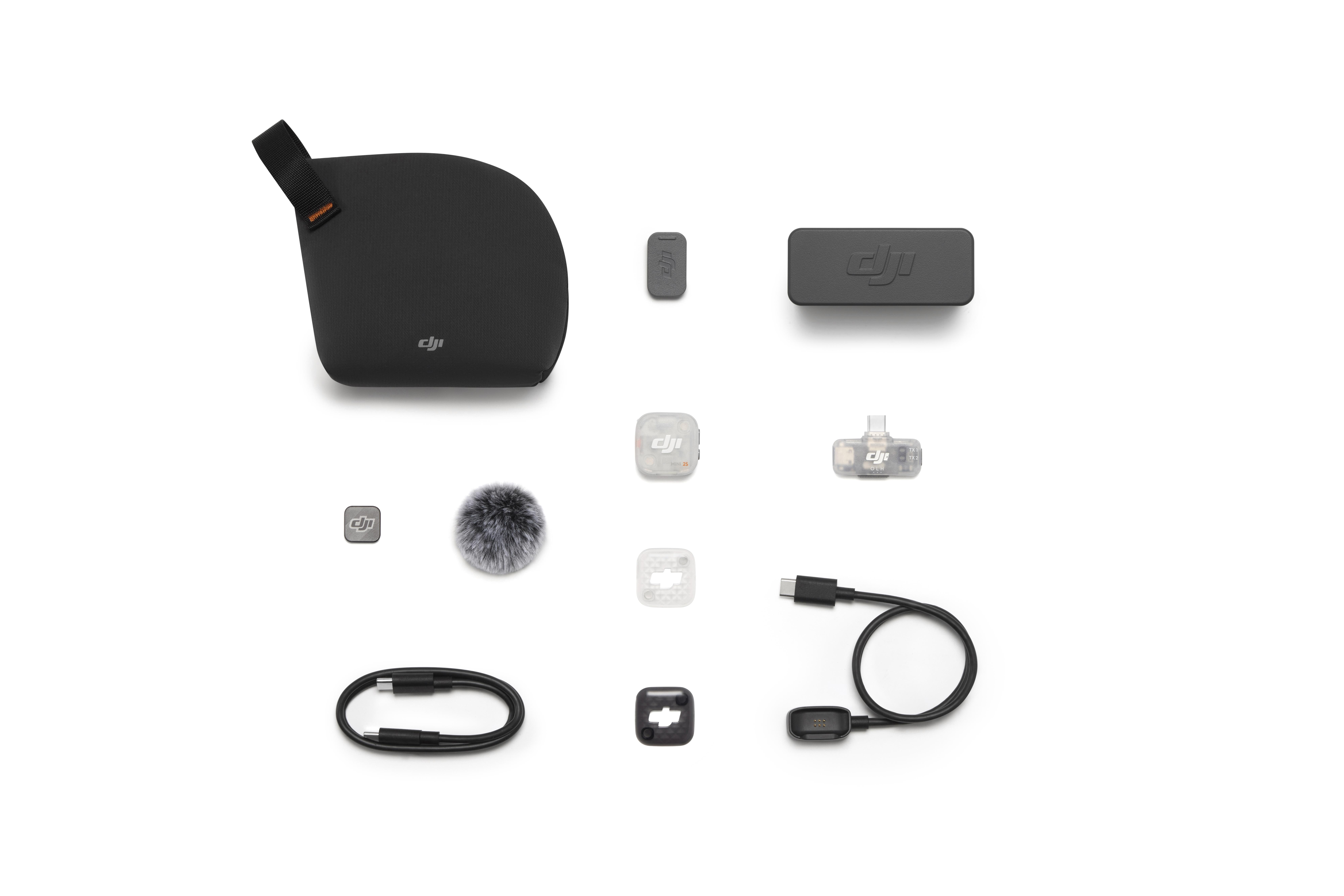 DJI Mikrofon-Zubehörset mit Tragetasche, Sendern, Empfängern, Windschutz und Ladekabeln auf weißem Hintergrund.