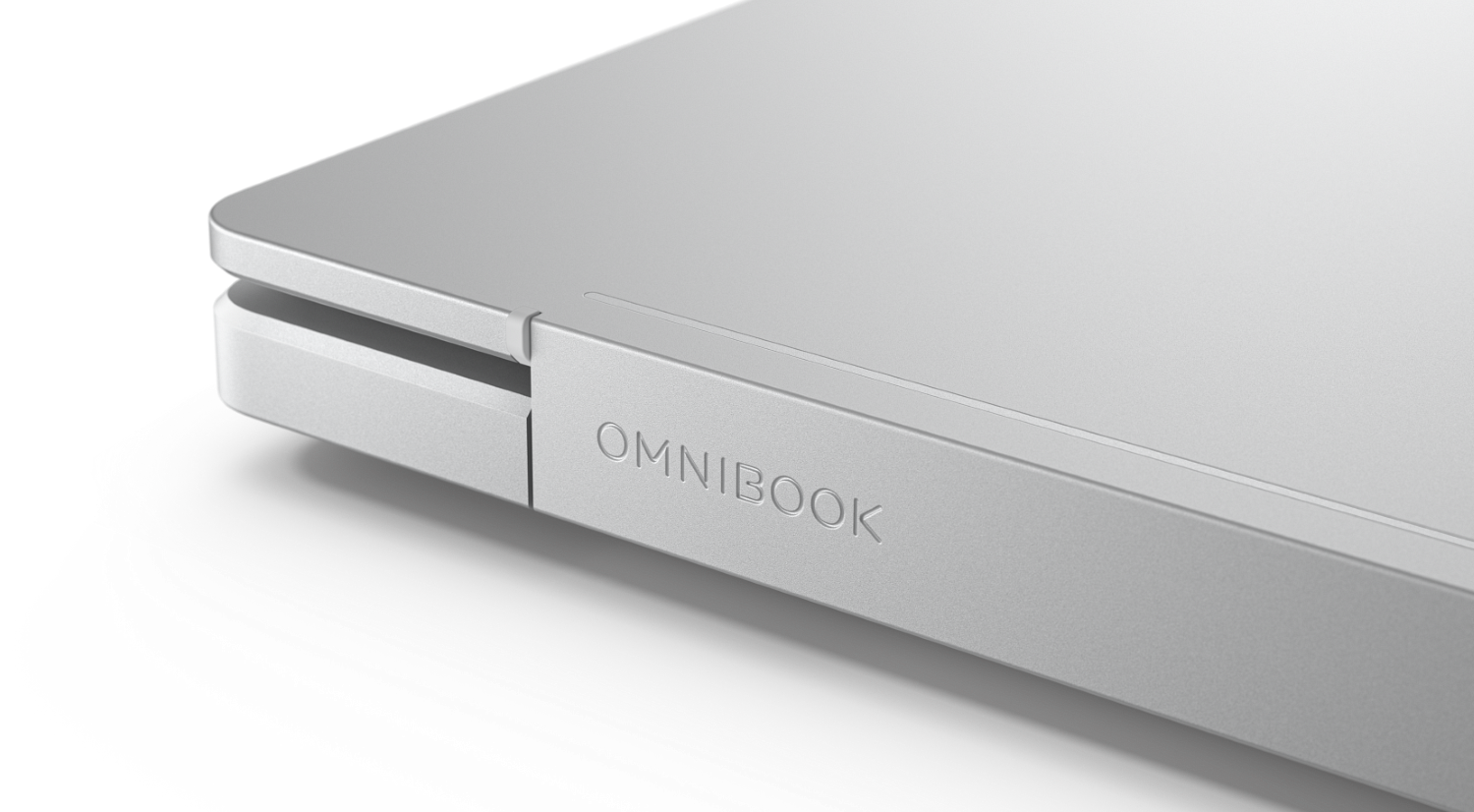 Zbliżenie srebrnego laptopa Omnibook z wytłoczoną nazwą marki na obudowie.