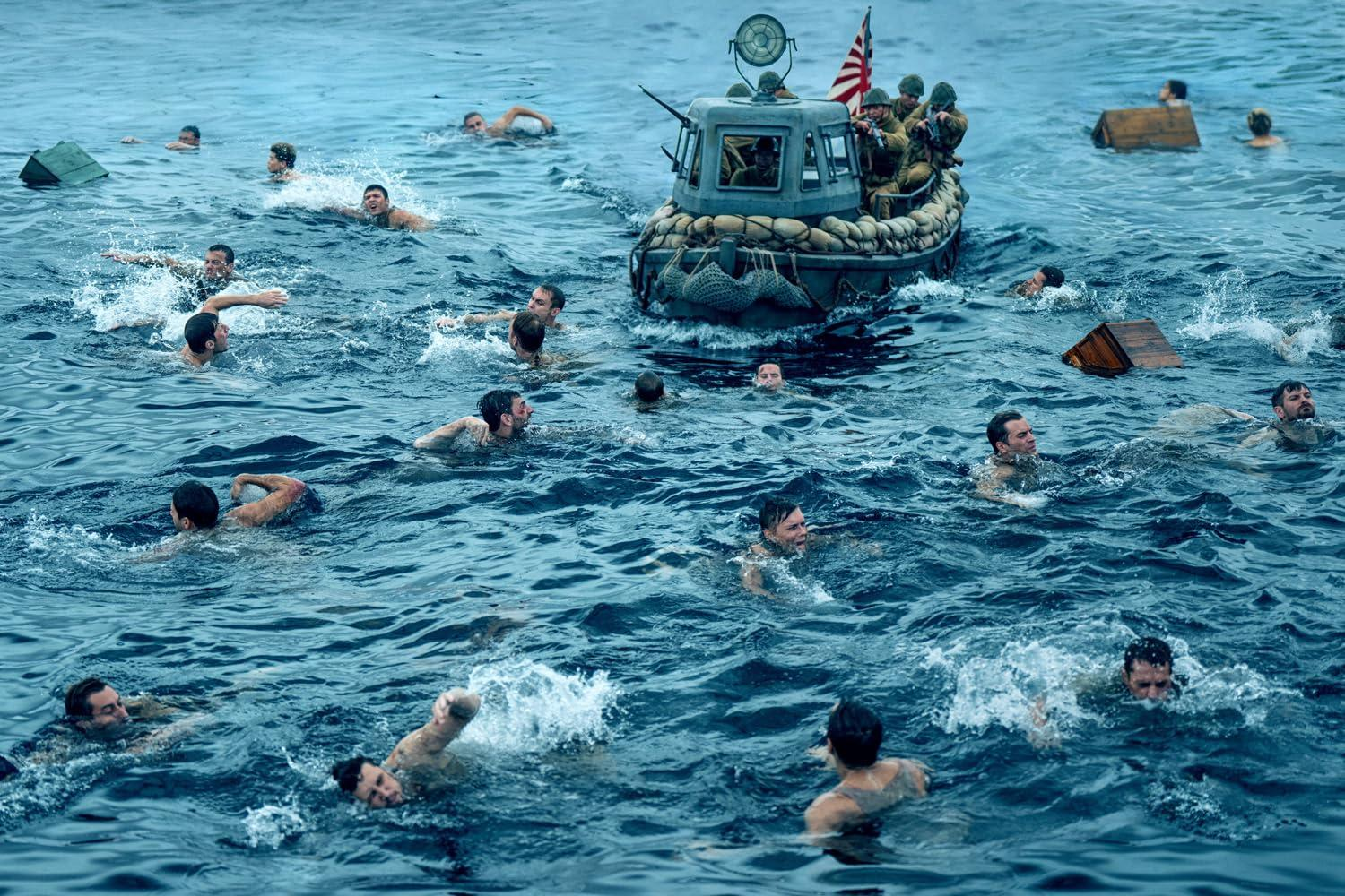 Soldaten schwimmen im Meer nahe einem Militärboot mit einer Flagge.