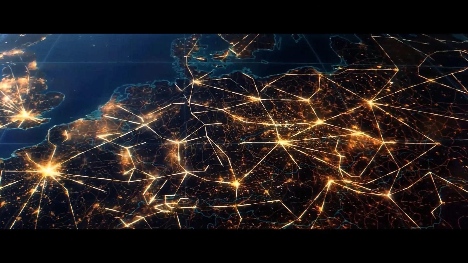 Nächtliche Satellitenansicht von Europa mit leuchtenden Netzwerklinien zwischen Städten.