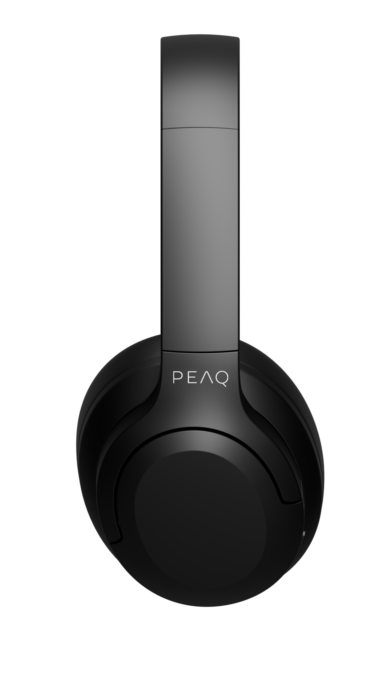 Schwarze Over-Ear-Kopfhörer mit weißem PEAQ-Logo auf dem Ohrhörer, isoliert auf weißem Hintergrund.
