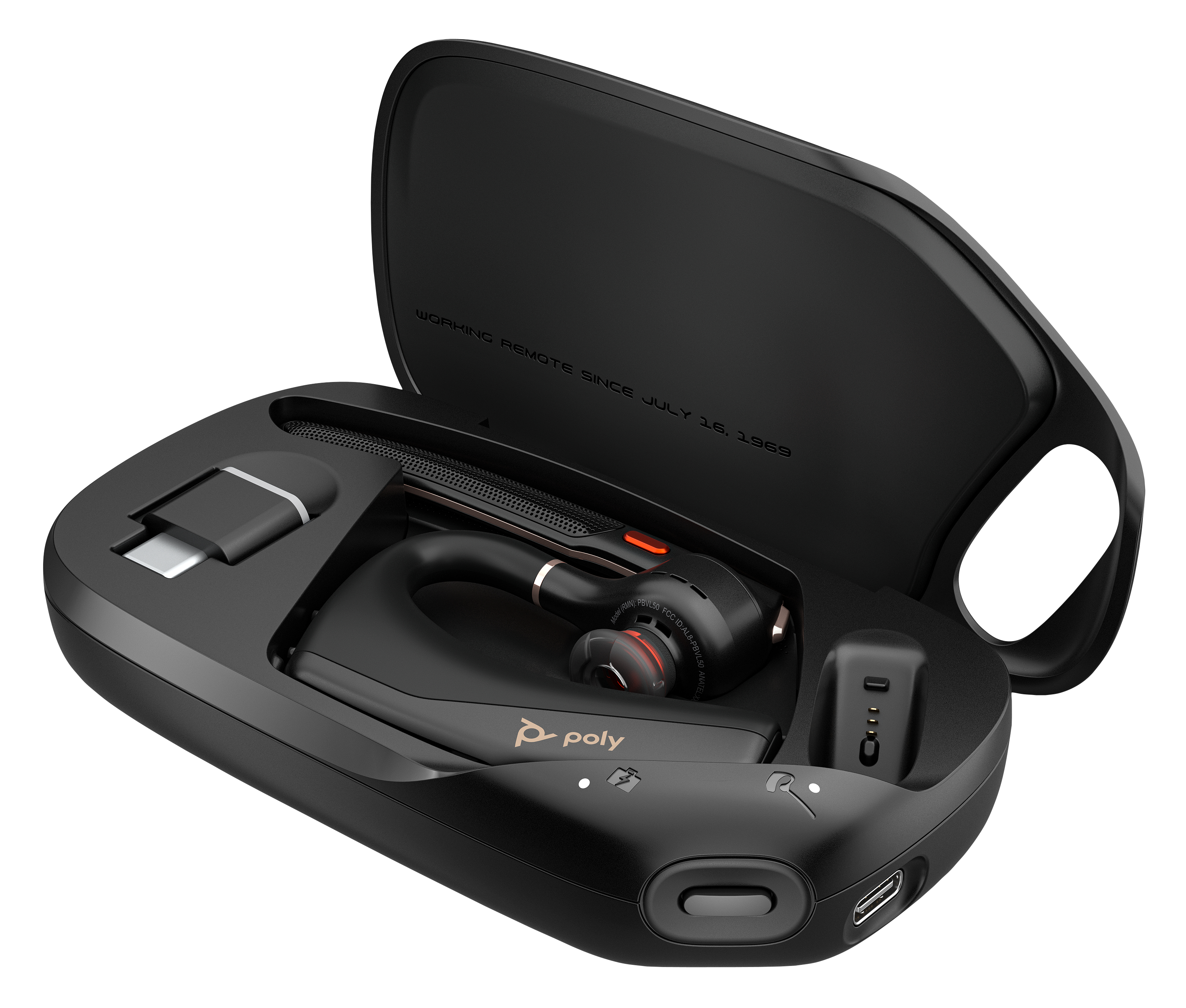 Ein offenes schwarzes Poly-Ladeetui zeigt das Headset und Zubehör auf schwarzem Hintergrund.