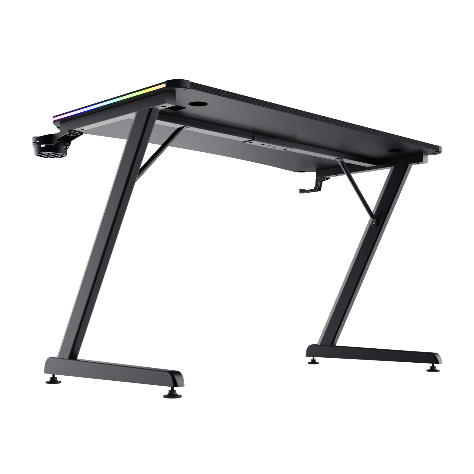Ein schwarzer Gaming-Tisch mit Z-förmigen Beinen und RGB-Beleuchtung am Rand vor weißem Hintergrund.