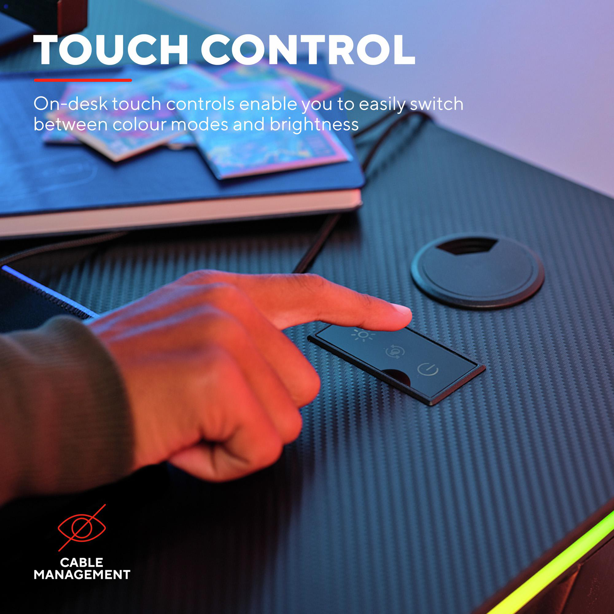 Hand berührt Touch-Steuerung auf einem Schreibtisch mit Text Touch Control.
