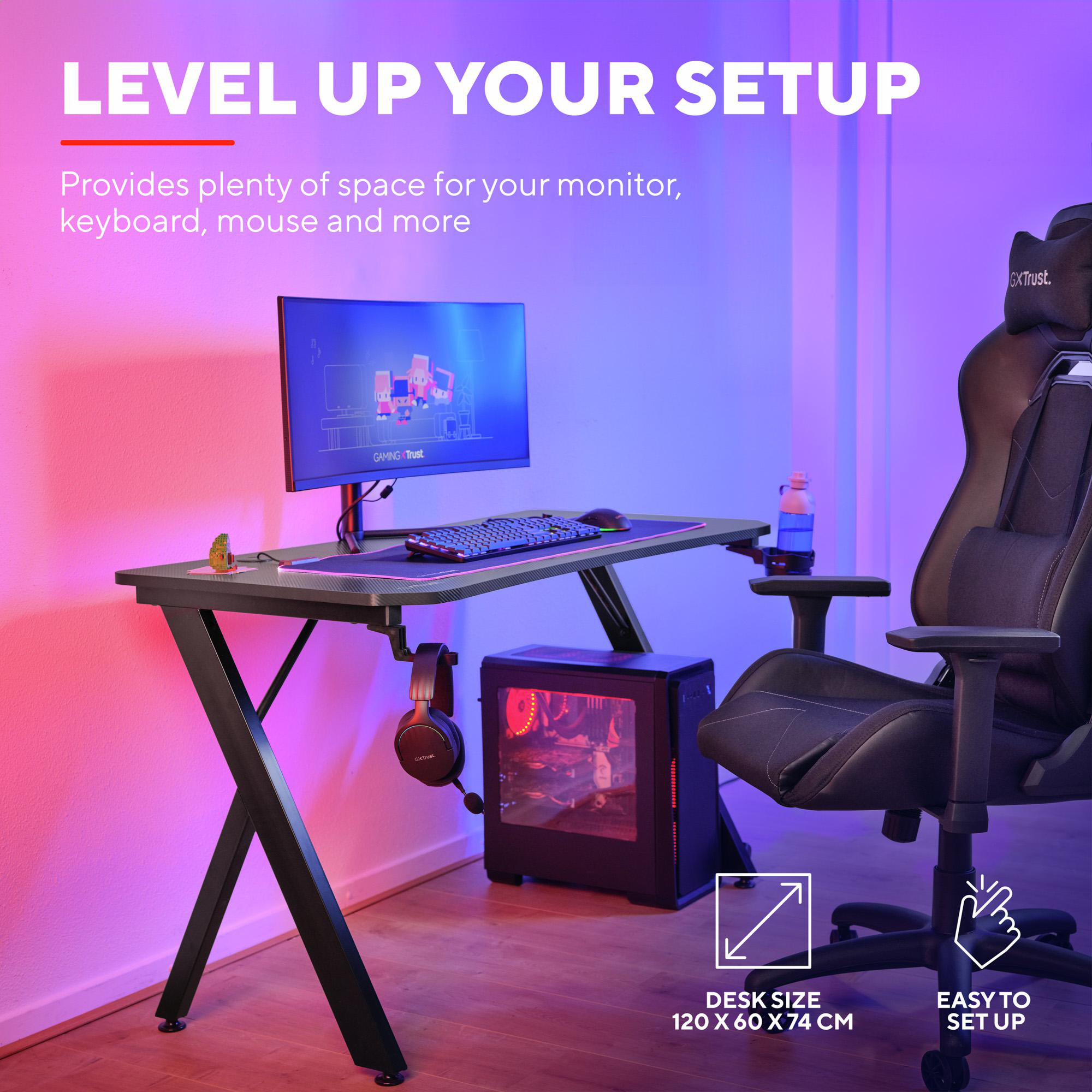 Gaming-Schreibtisch mit Monitor, Tastatur, PC, Headset und Stuhl in einem blau und pink beleuchteten Raum.
