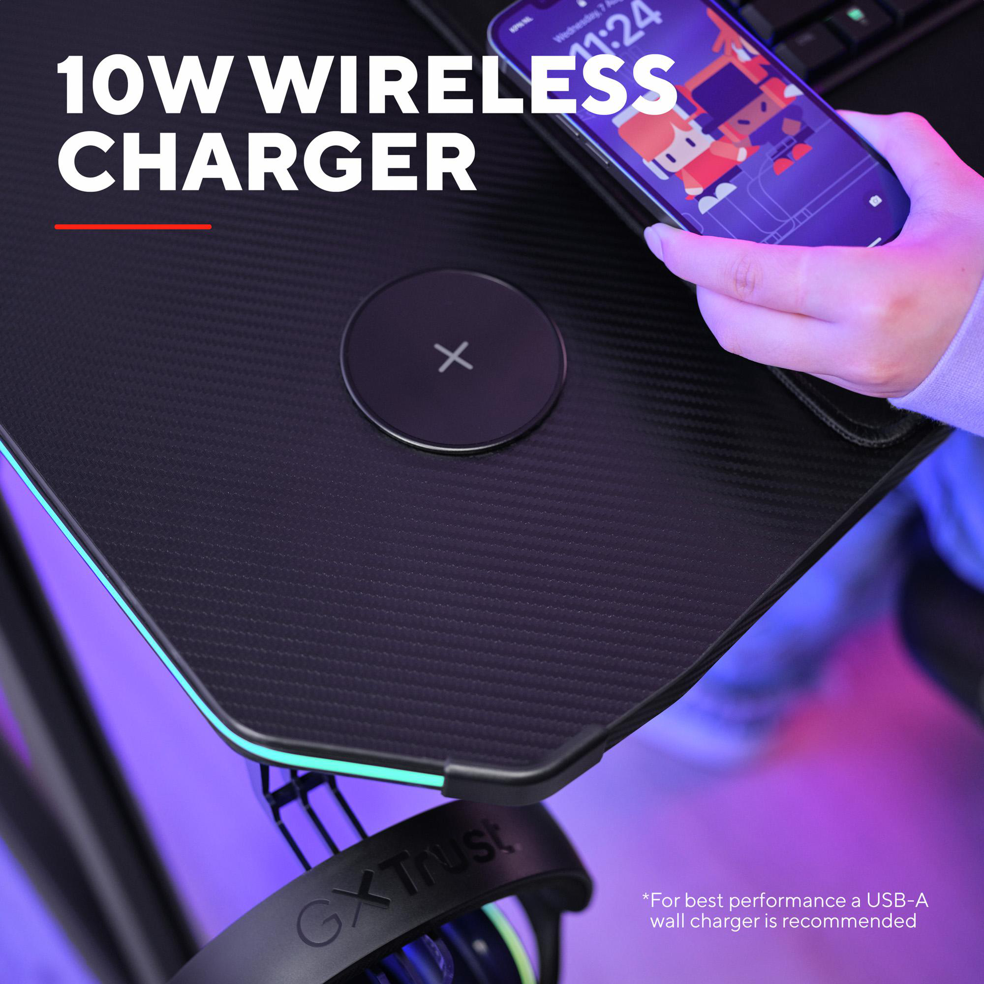 Hand hält ein Smartphone über ein Mauspad mit integriertem kabellosen 10W-Ladegerät.
