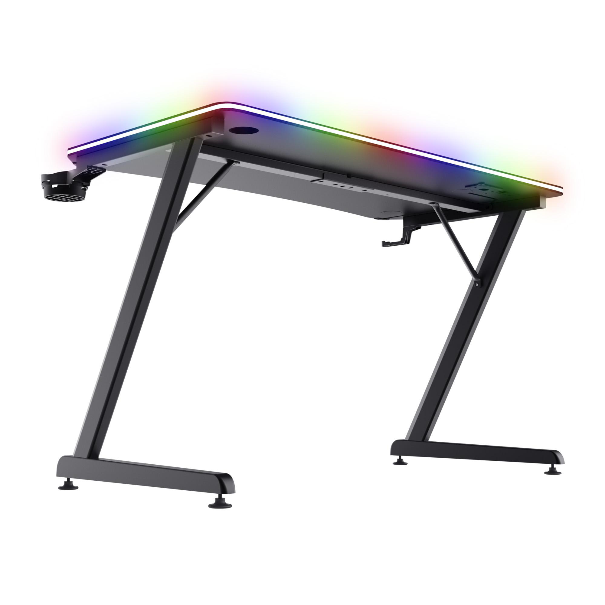 Schwarzer Gaming-Schreibtisch mit Z-förmigen Beinen und integrierter RGB-Beleuchtung am Rand gegen weißen Hintergrund.