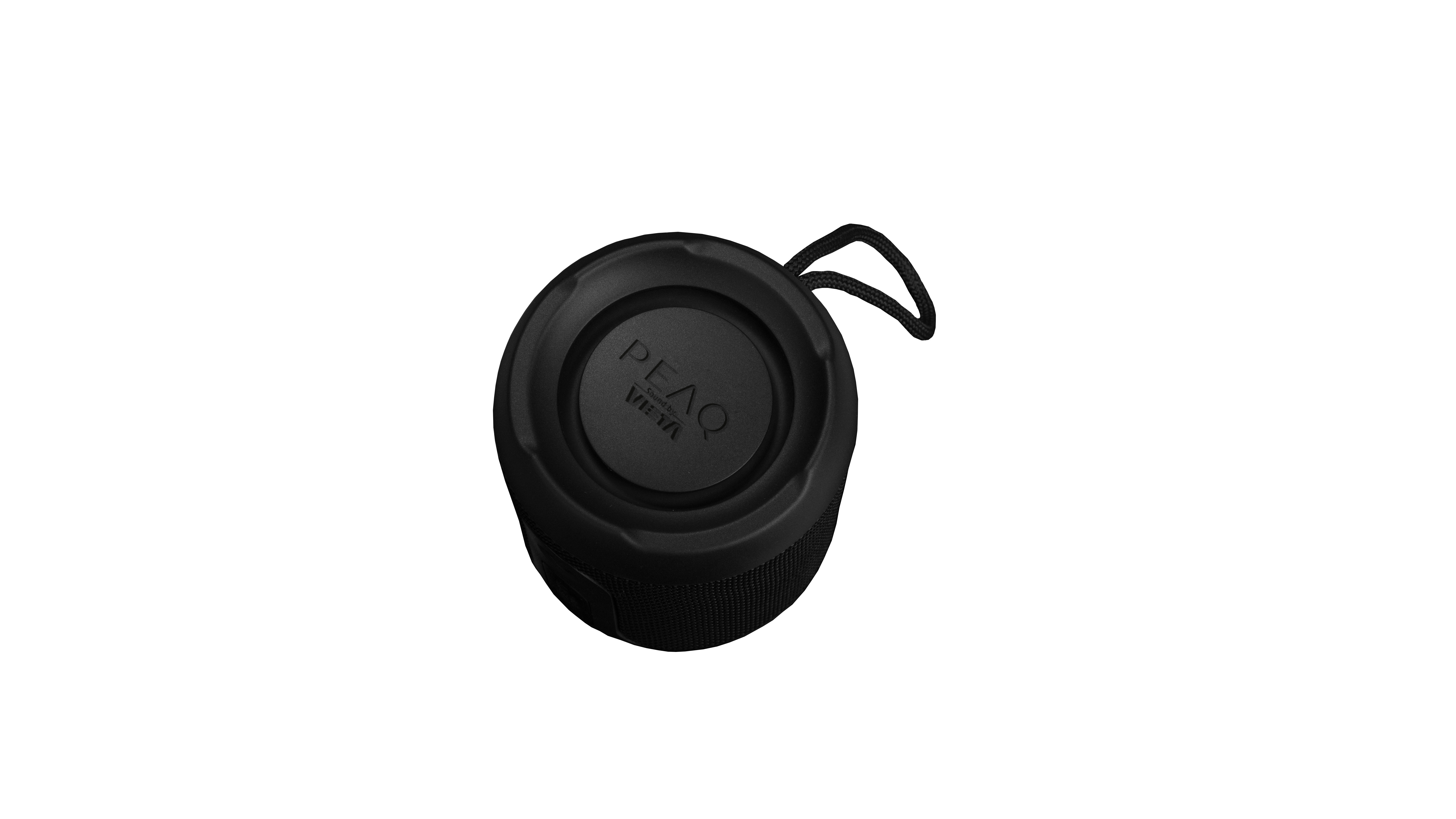 Ein runder, schwarzer PEAQ Bluetooth-Lautsprecher mit einer Trageschlaufe auf weißem Hintergrund.