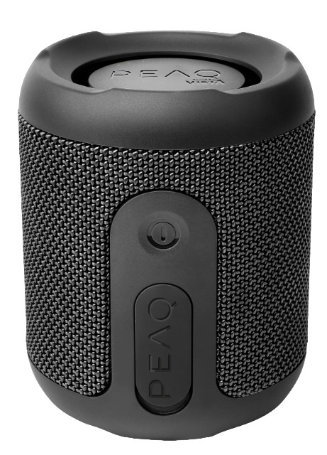 Ein zylindrischer, schwarzer PEAQ-Bluetooth-Lautsprecher mit Stoffgitter und vertikalem Tastenfeld auf weißem Hintergrund.