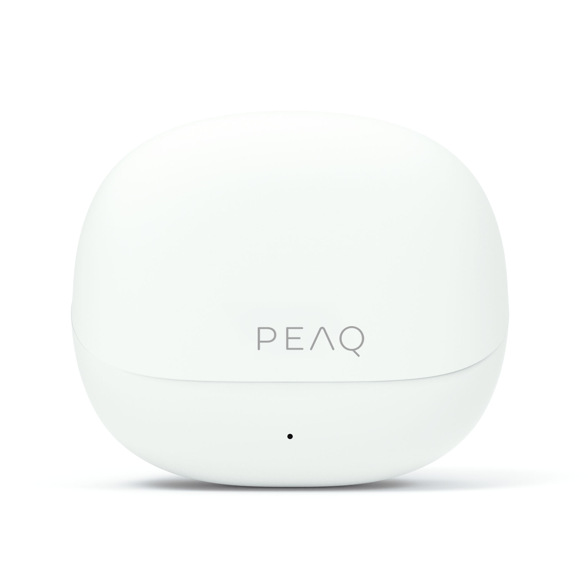 Ein weißes, ovaler Ladecase für Kopfhörer mit dem PEAQ-Logo und einer kleinen LED-Anzeige auf einer weißen Fläche.
