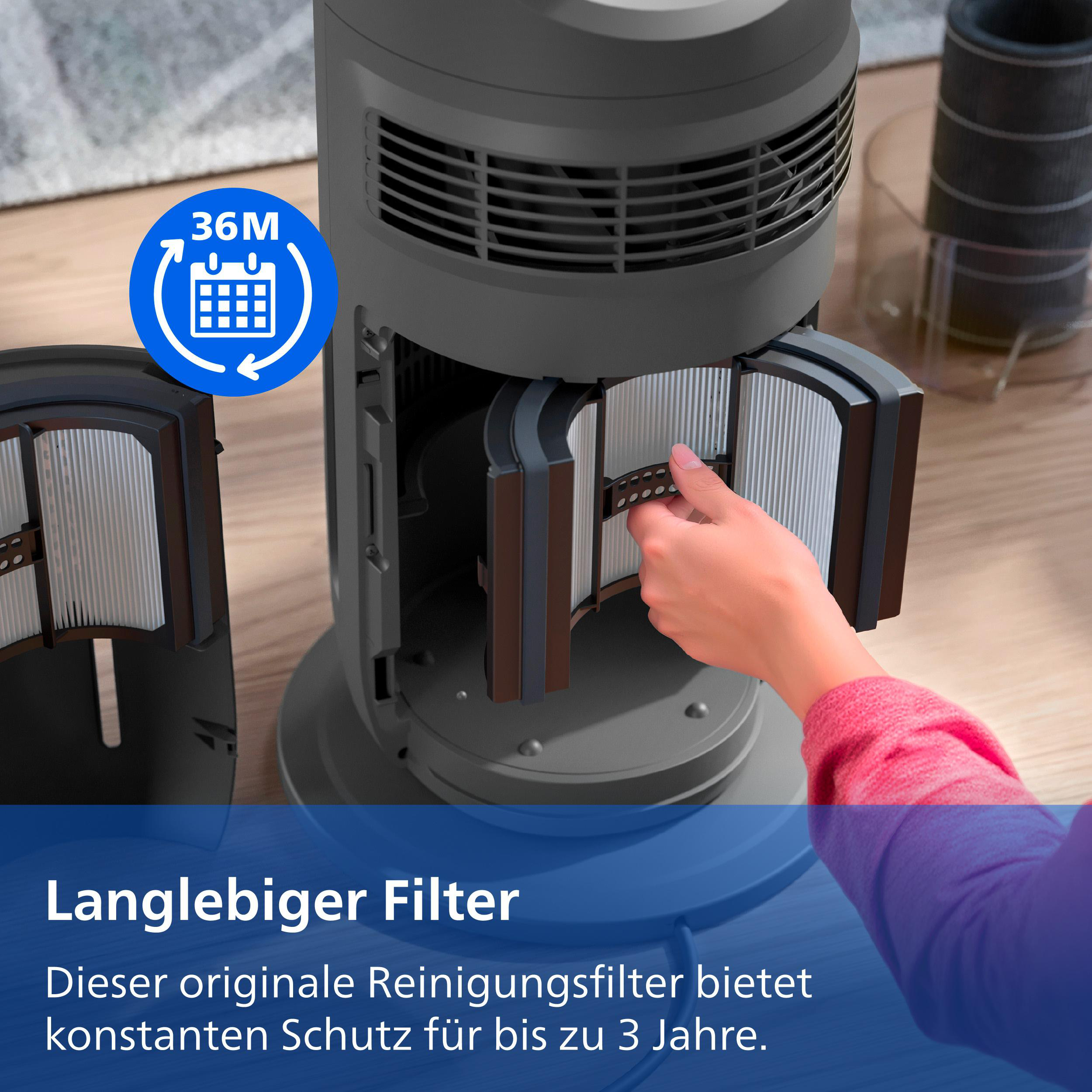 Eine Hand setzt einen langlebigen Filter in ein graues Luftreinigungsgerät ein.