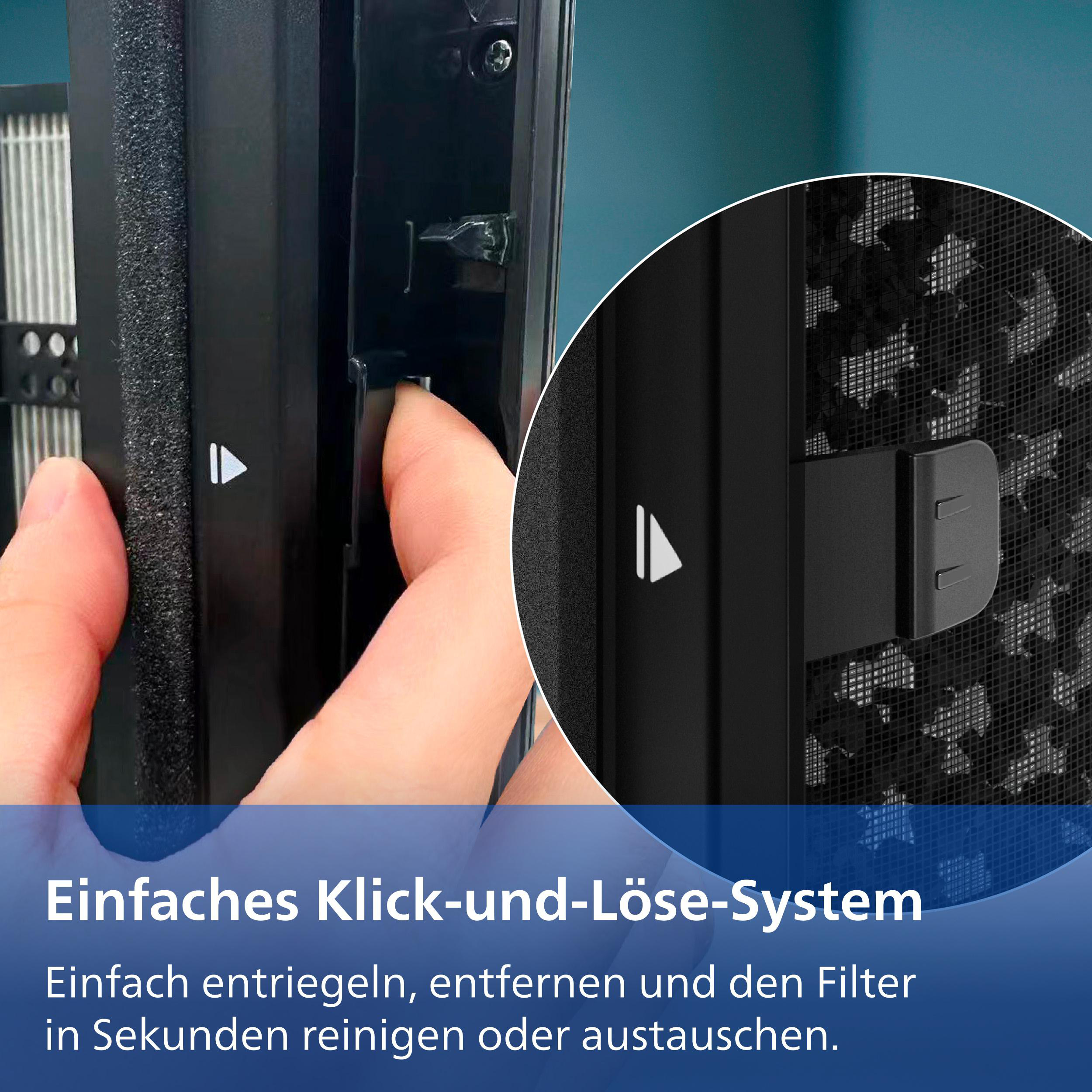 Hand drückt einen Entriegelungsmechanismus an einem schwarzen Fliegengitterrahmen.