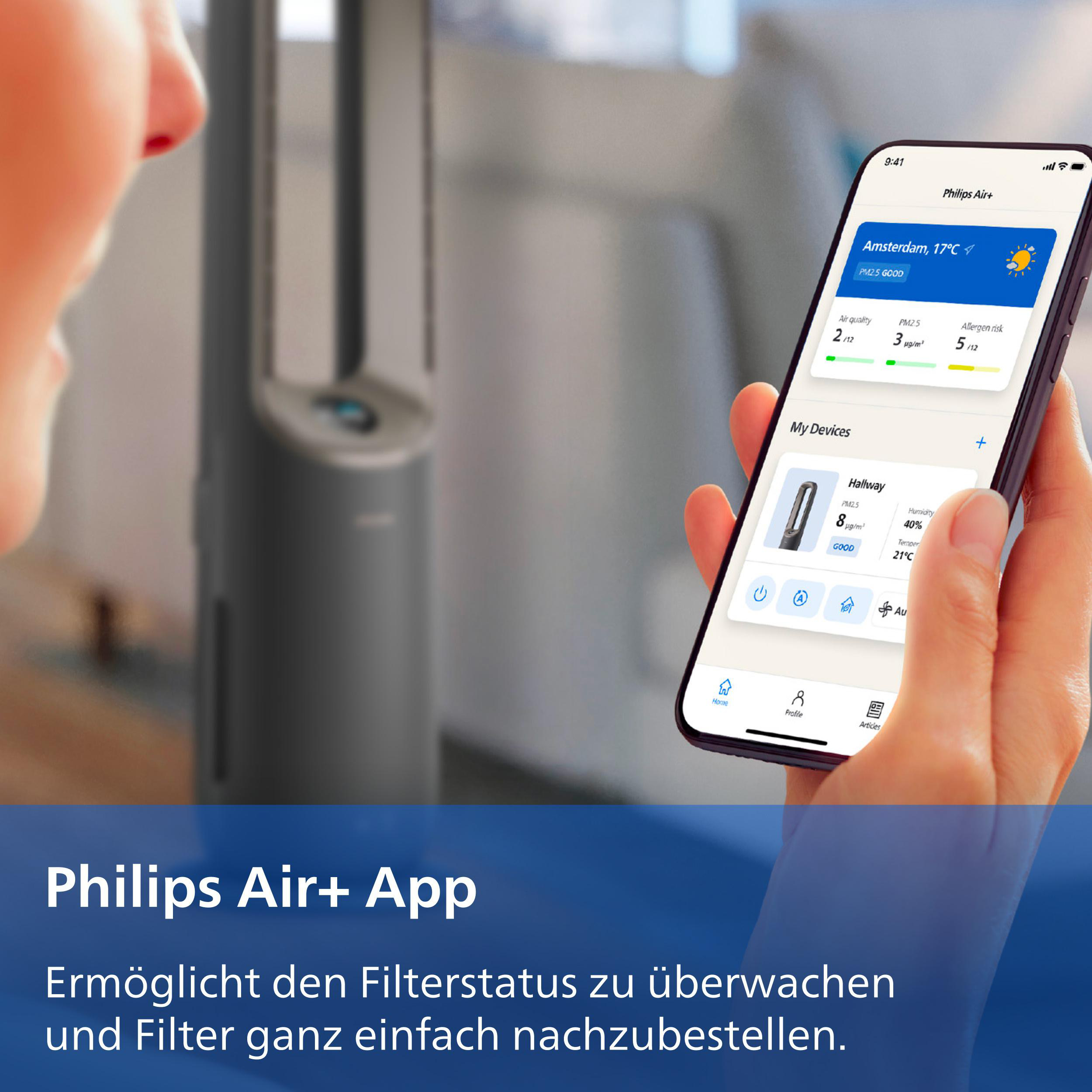 Person hält ein Smartphone, das die Philips Air+ App zur Überwachung eines Luftreinigers zeigt.