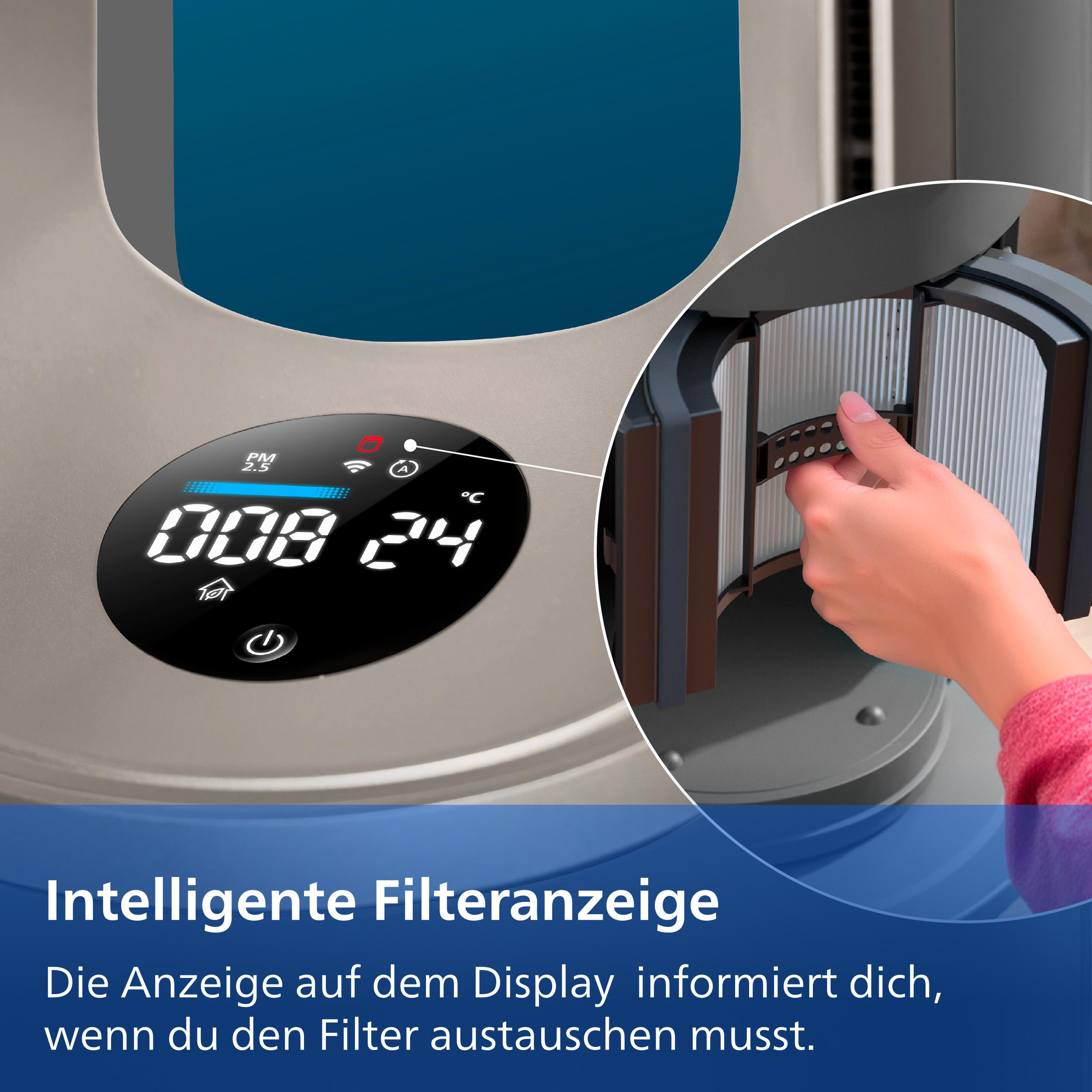 Hand wechselt den Filter eines Luftreinigers neben dem digitalen Display.