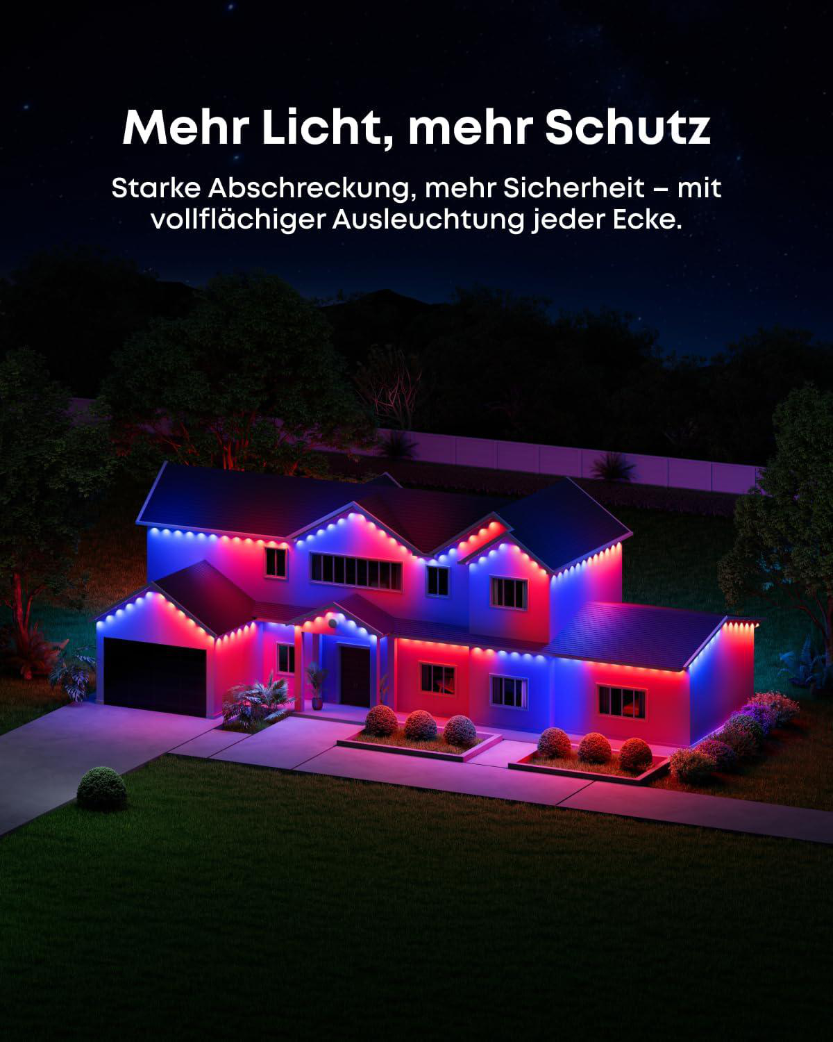 Ein zweistöckiges Haus nachts, beleuchtet mit roten und blauen LED-Lichterketten am Dach.