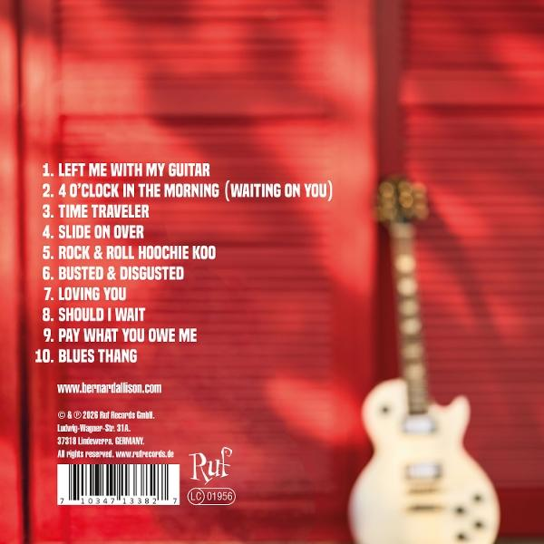 Albumrückseite mit Titelliste links und weißer E-Gitarre vor roter Holzwand.