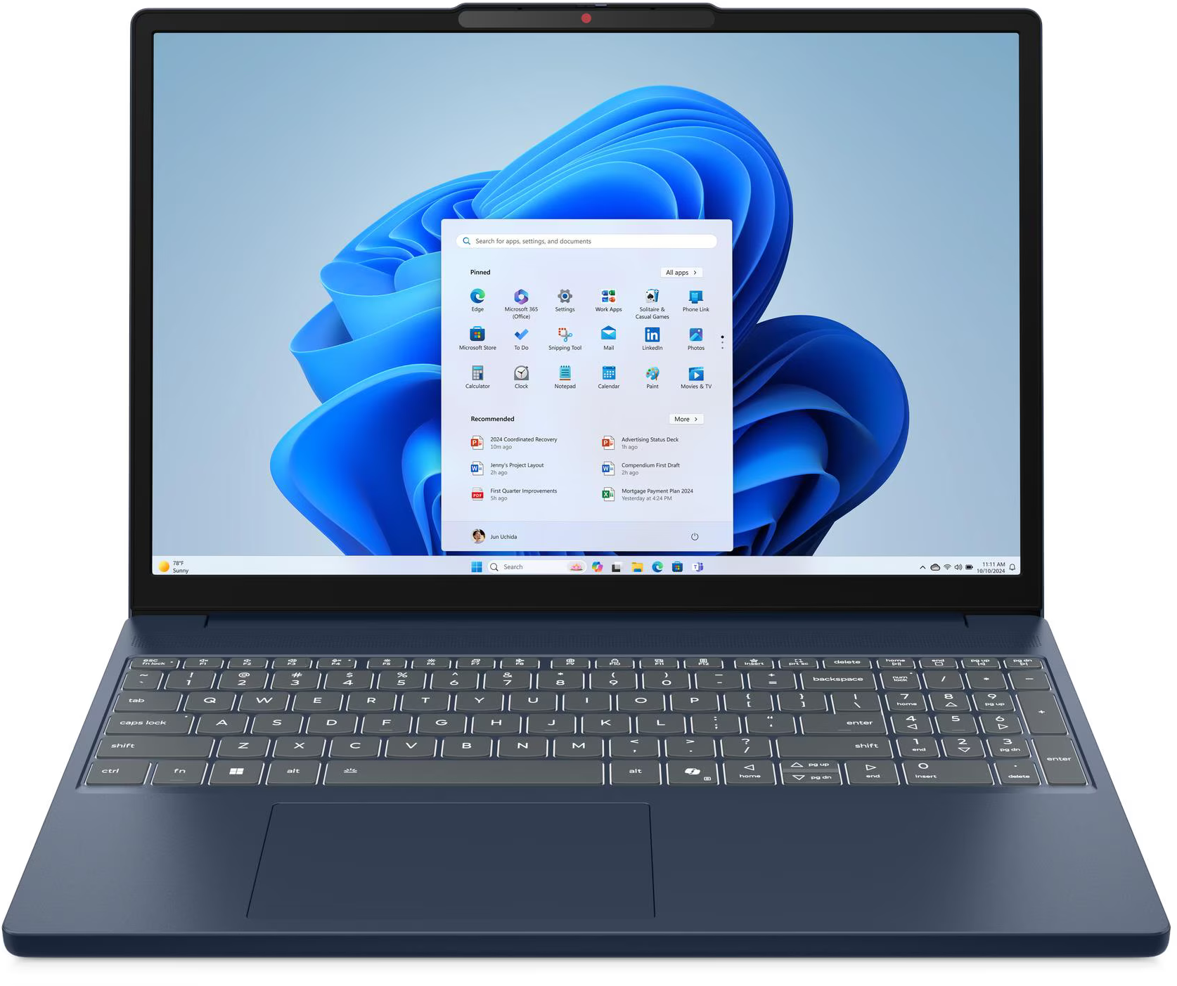 Egy kék laptop, képernyőjén a Windows 11 Start menüvel és billentyűzettel.