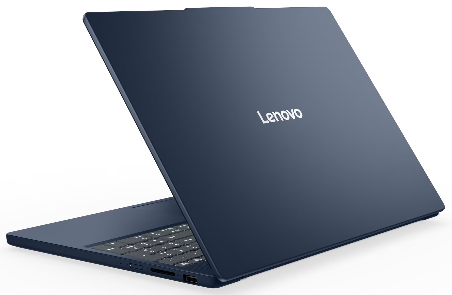Egy sötétkék Lenovo laptop nyitva áll fehér háttéren, a logót és a billentyűzetet mutatva.
