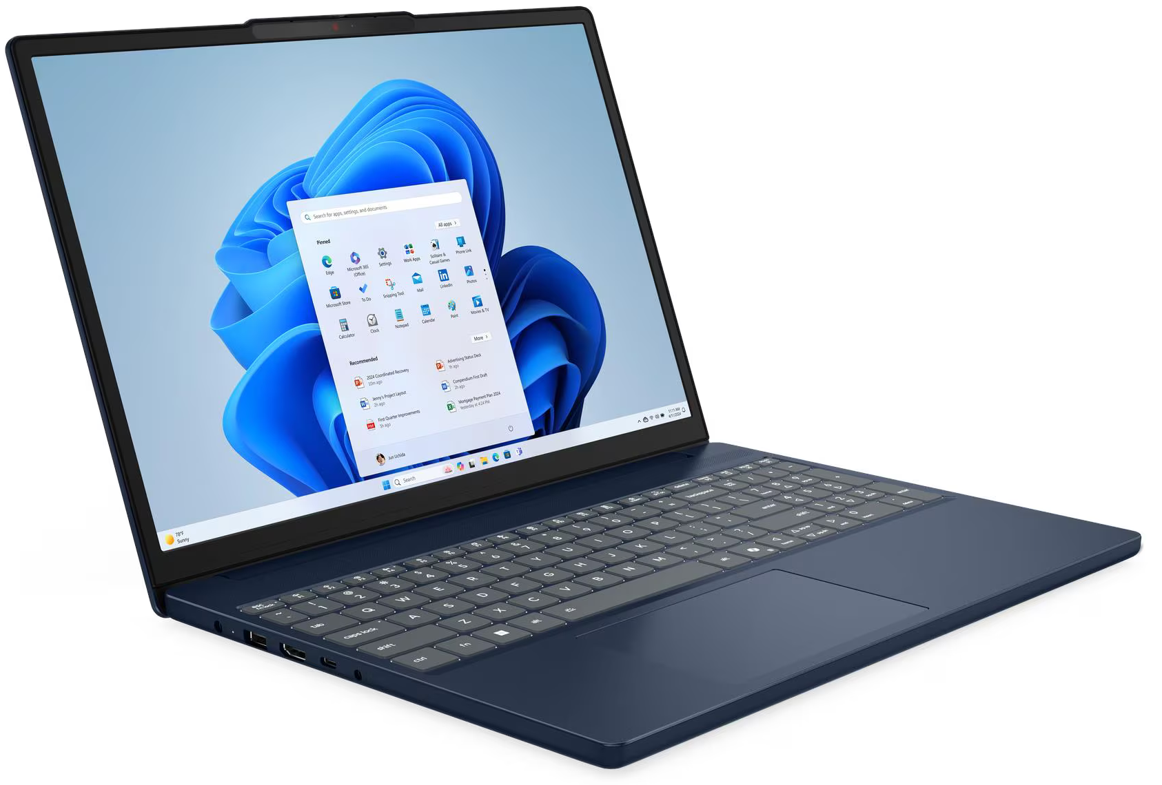 Kék laptop Windows 11 asztallal és nyitott Start menüvel fehér háttér előtt.