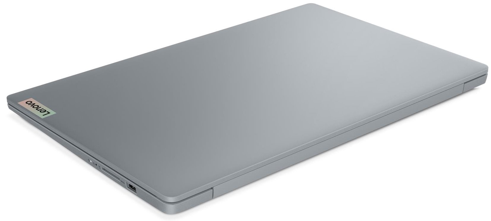 Zárt ezüst laptop Lenovo logóval, fehér háttér előtt.
