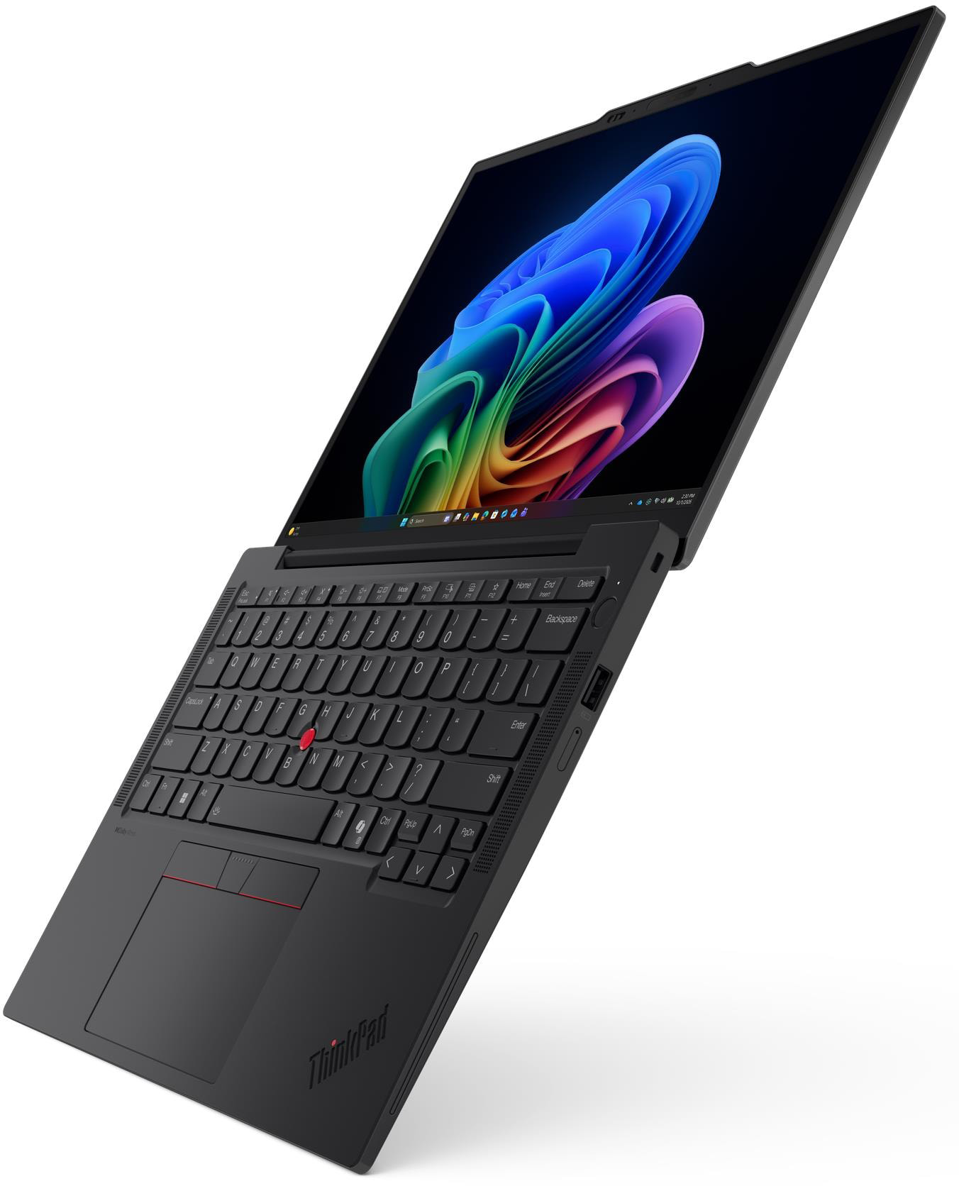 Egy fekete ThinkPad laptop látható ferde szögben, színes, absztrakt háttérképpel a képernyőjén, fehér háttér előtt.