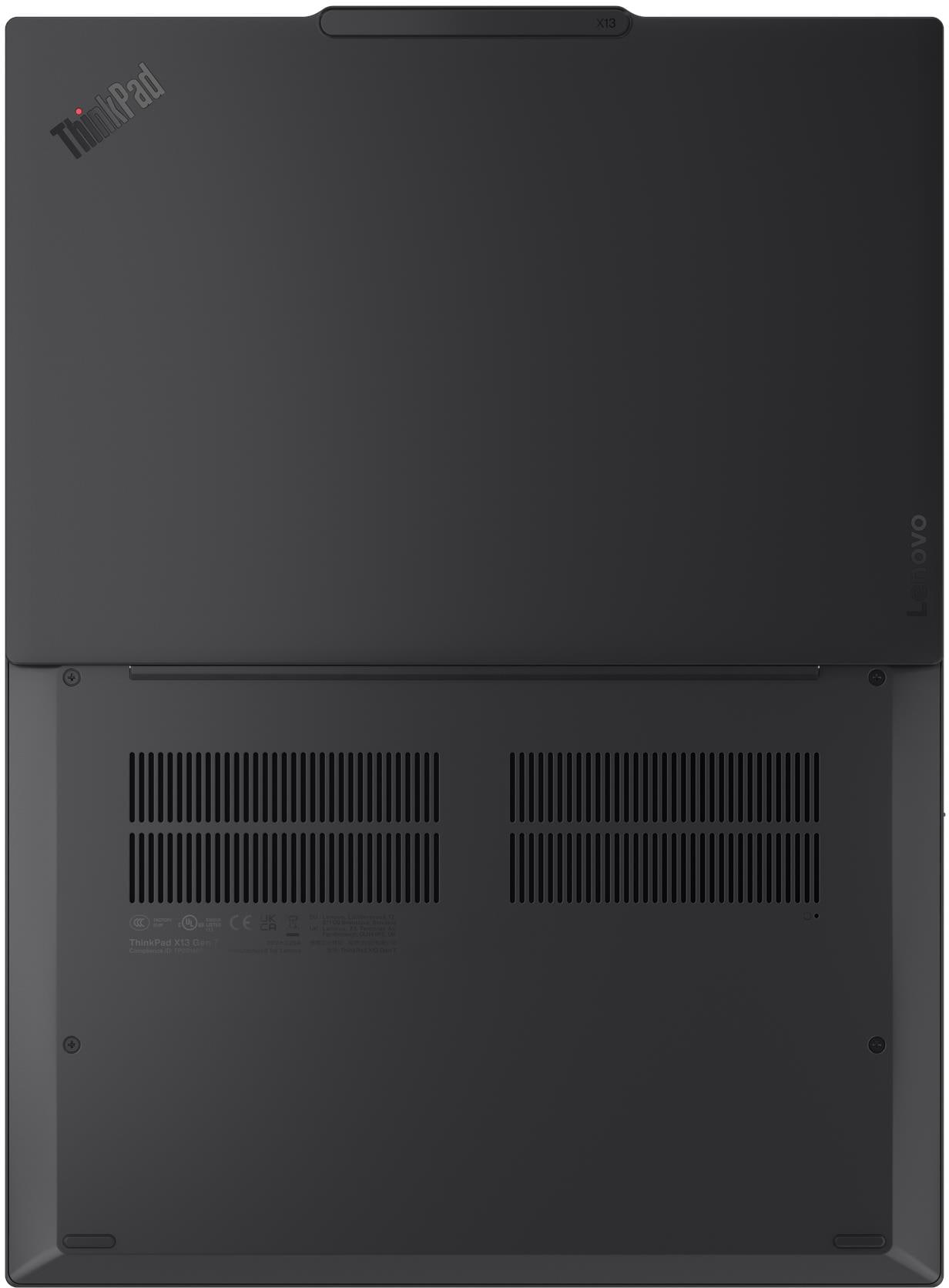 Egy zárt fekete Lenovo ThinkPad laptop alja szellőzőnyílásokkal és logókkal.