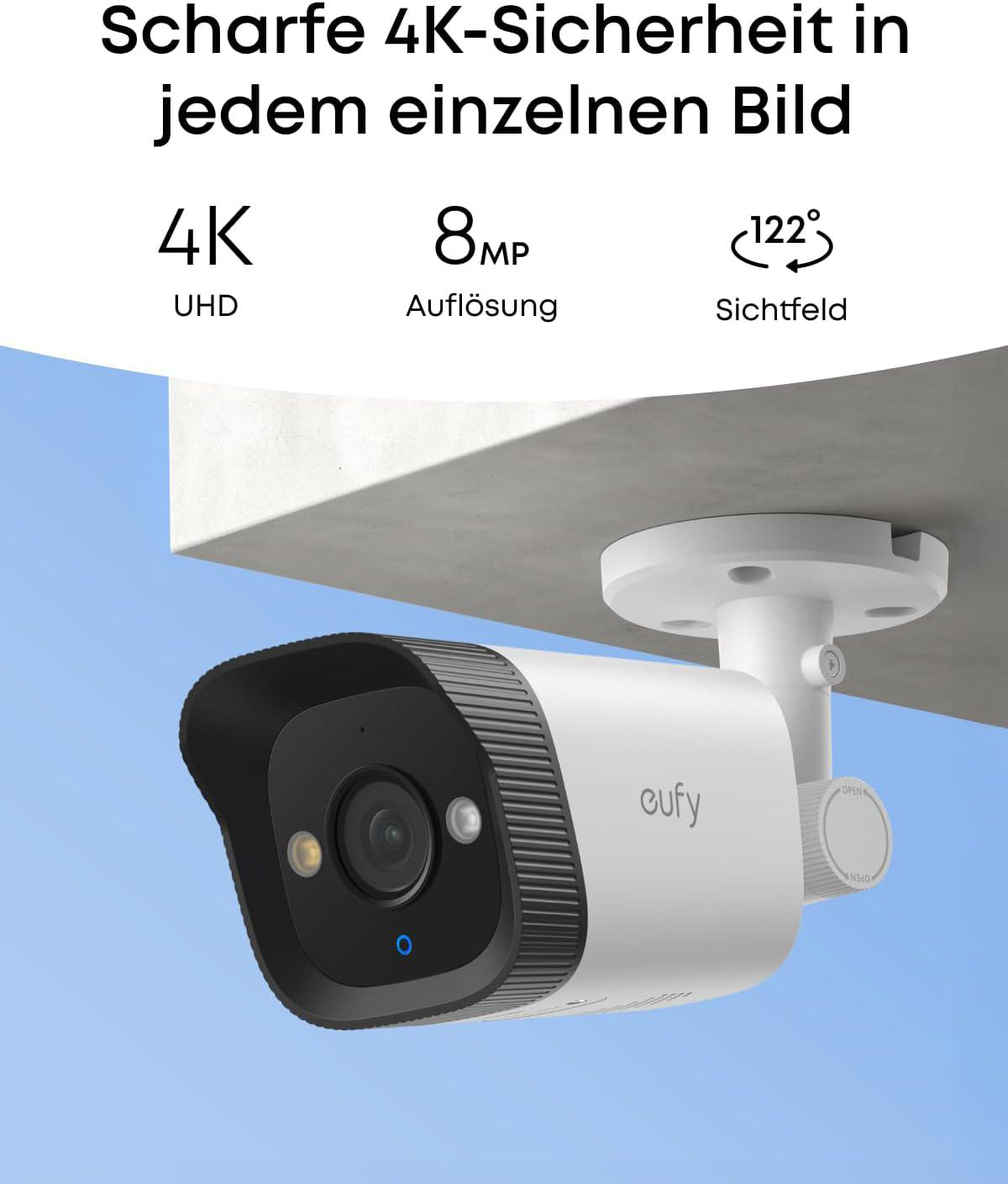 Eine weiße Eufy 4K Überwachungskamera ist an einer Decke vor einem blauen Himmel montiert.