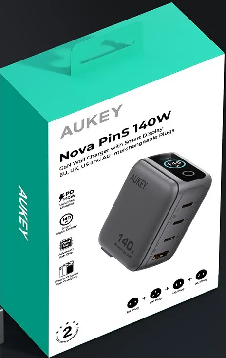 Aukey Nova Pins 140W Ladebox in Türkis und Weiß mit Bildern des grauen Ladegeräts und austauschbaren Steckern.