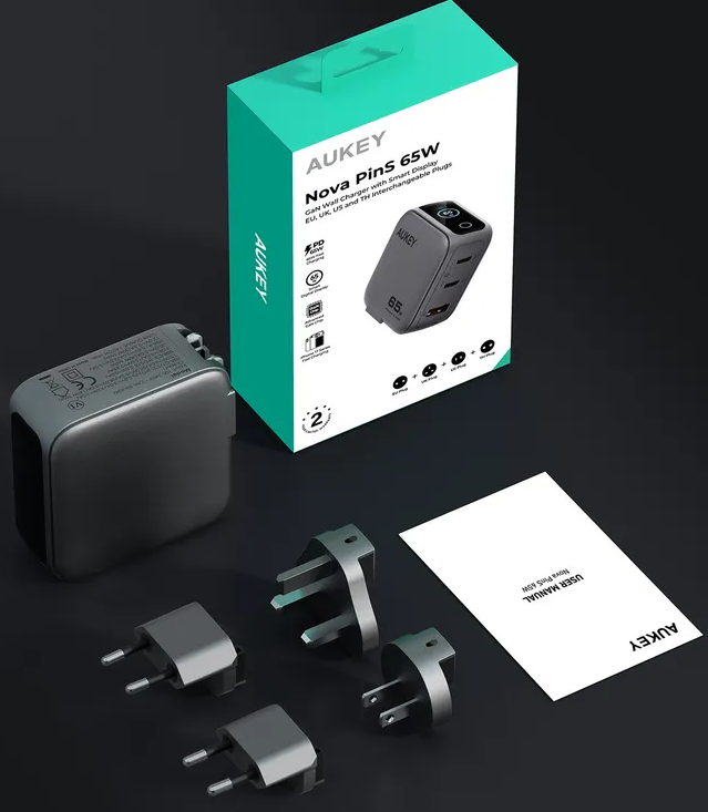 Aukey 65W GaN-Wandladegerät mit austauschbaren Steckern, Box und Handbuch.
