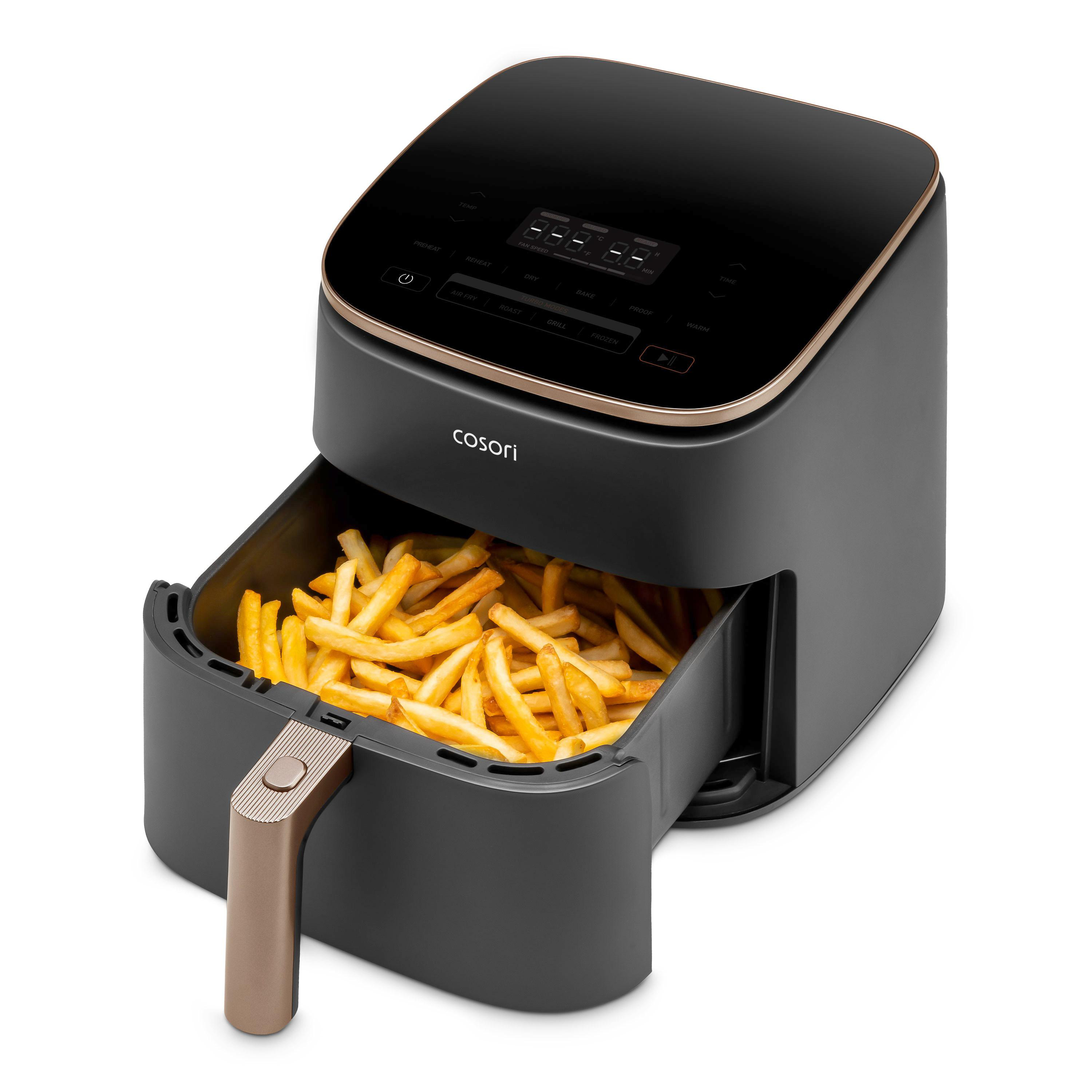 Schwarze Cosori Heißluftfritteuse mit ausgezogener Schublade voll goldbrauner Pommes frites.