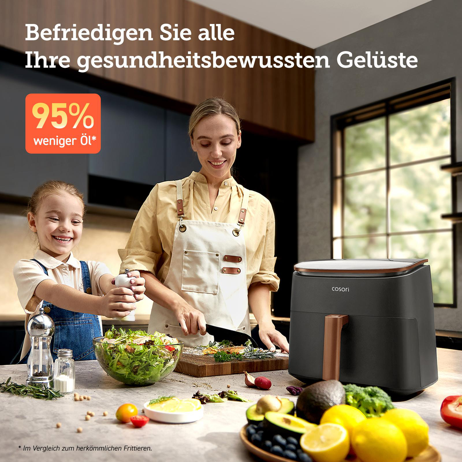 Eine Frau und ein Mädchen bereiten in einer Küche frischen Salat vor, neben einer Cosori Heißluftfritteuse.