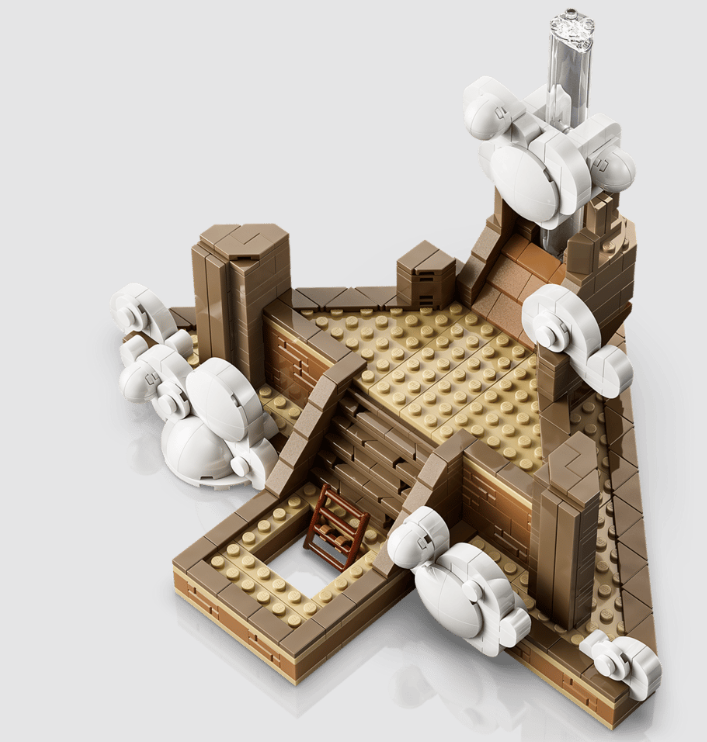 Ein Lego-Bauwerk mit braunen Mauern, Stufen, einer Leiter und weißen Wolkenelementen auf grauem Hintergrund.