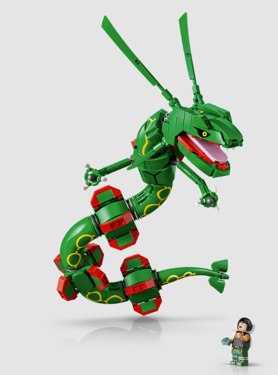 Ein grüner LEGO Drache mit roten und gelben Akzenten schwebt über einer kleinen Minifigur auf weißem Grund.