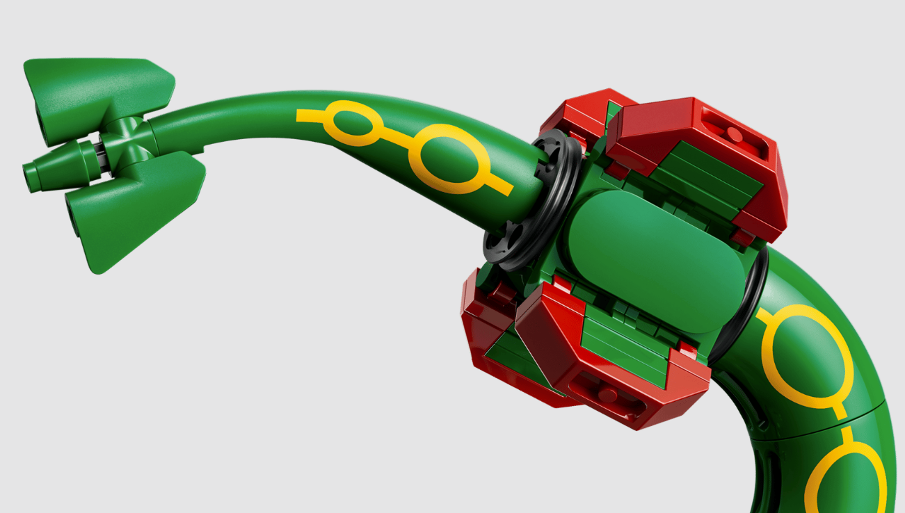 Ein detailliertes LEGO-Modell des Pokémon Rayquaza mit grünem Körper und roten Akzenten.