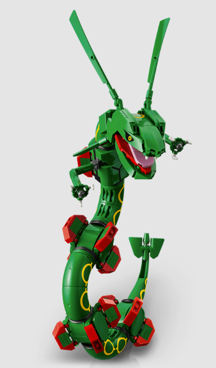 Eine grüne Drachenfigur aus Bausteinen mit gelben Mustern und roten Akzenten auf grauem Hintergrund.