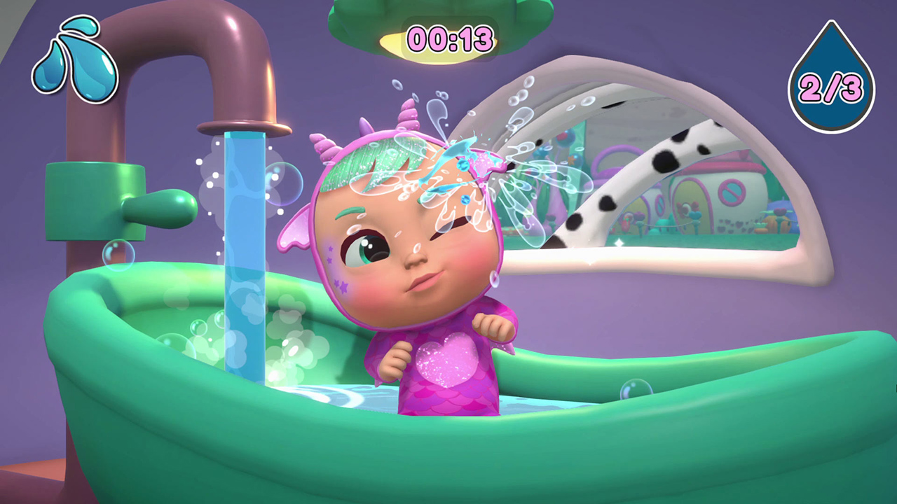 Eine kleine Puppe sitzt in einer grünen Badewanne, während Wasser aus dem Hahn läuft und Blasen um sie herum aufsteigen.