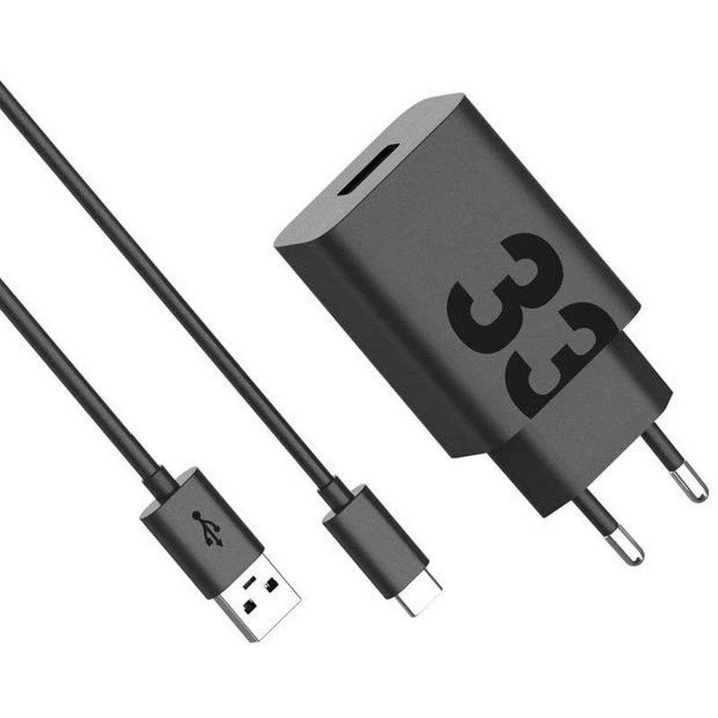 Un cargador de pared negro de 33 W y un cable USB negro con conectores USB-A y USB-C sobre fondo blanco.