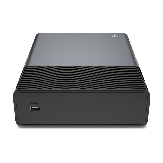 Un disco duro externo gris con frente texturizado de ondas y puerto USB-C sobre un fondo blanco liso.