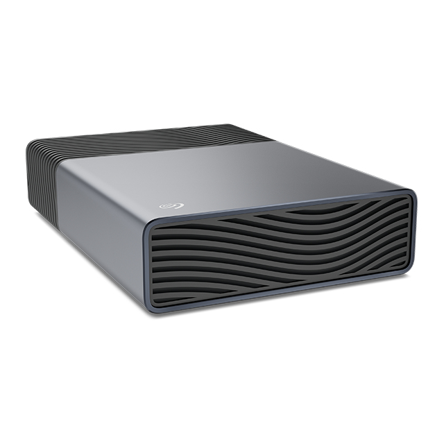 Un disco duro Seagate gris con un diseño de rejilla ondulada negra en la parte delantera y superior.