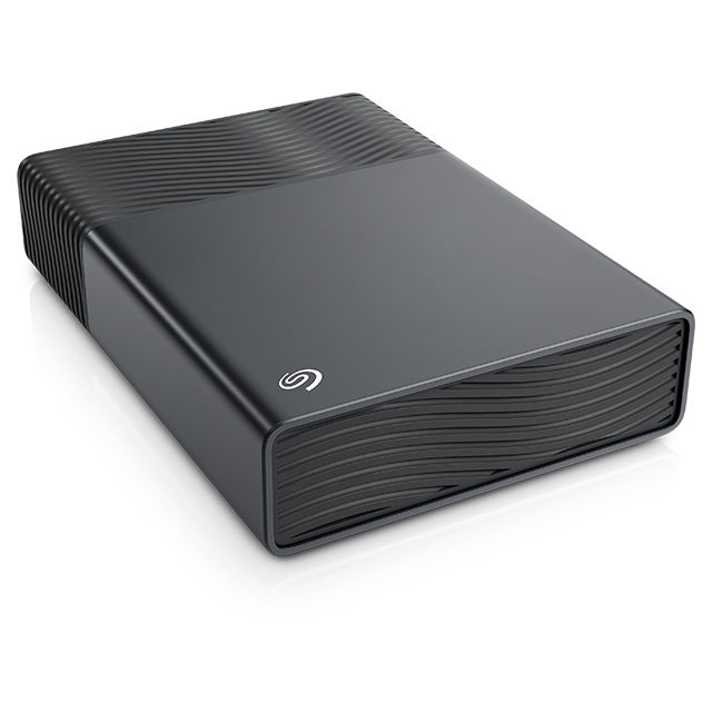 Disco duro externo Seagate negro con patrones ondulados texturizados arriba y abajo, sobre fondo blanco.