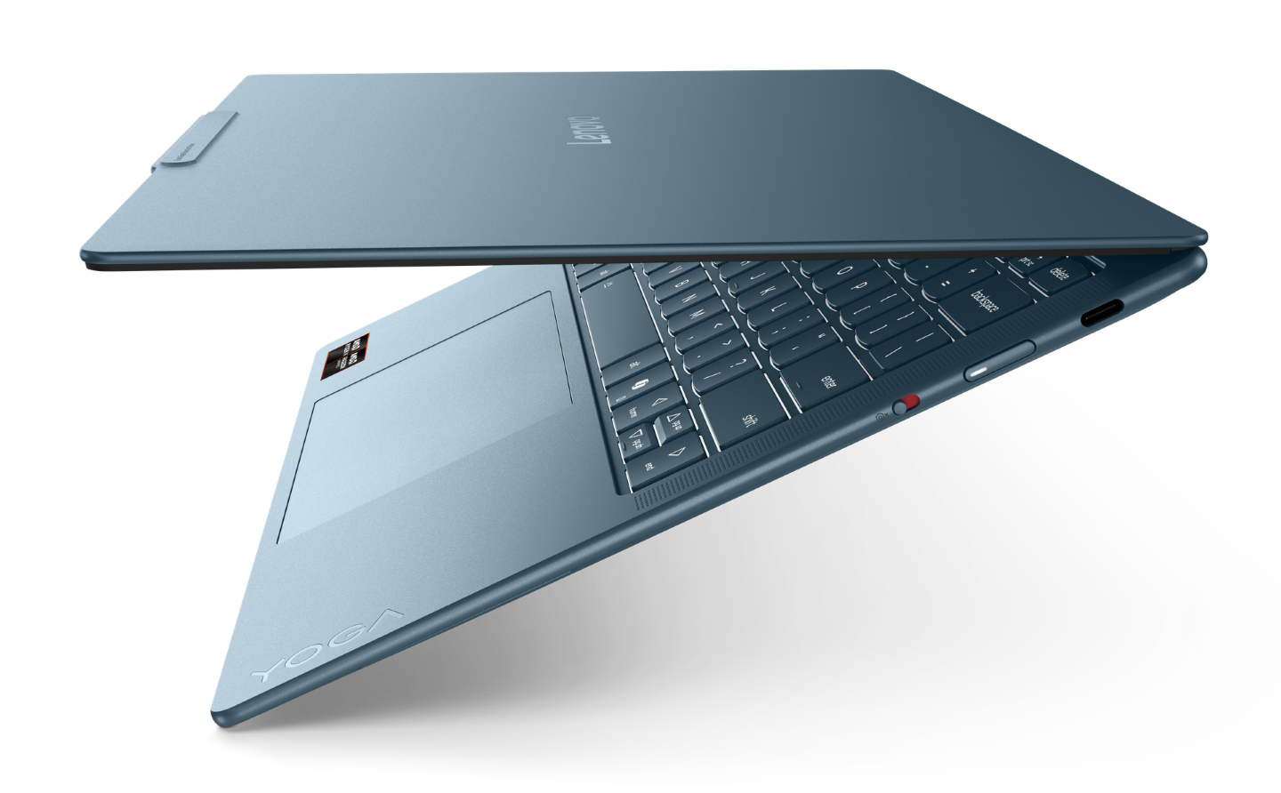 Niebieski laptop Lenovo Yoga jest częściowo otwarty na czarnym tle.