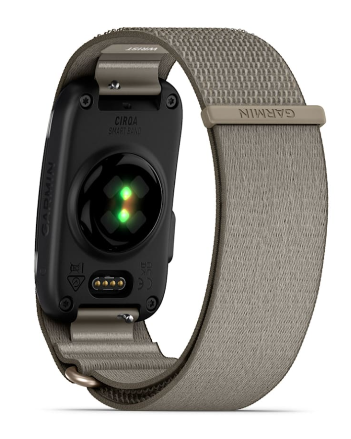 Tył smartwatcha Garmin z czujnikami, stykami ładowania i szarym paskiem materiałowym na białym tle.
