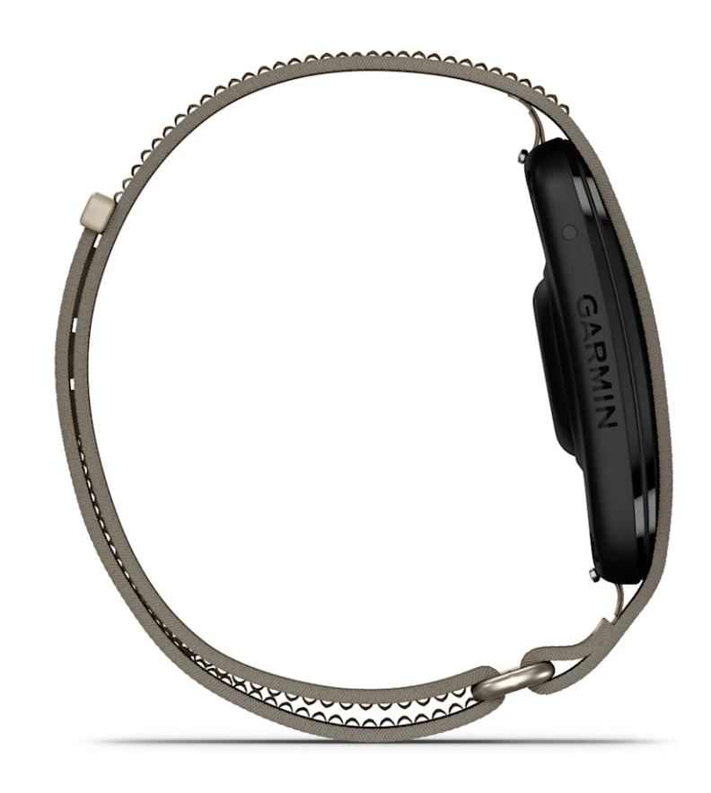 Widok z boku smartwatcha Garmin z czarną kopertą i tkany szarym paskiem tekstylnym na białym tle.