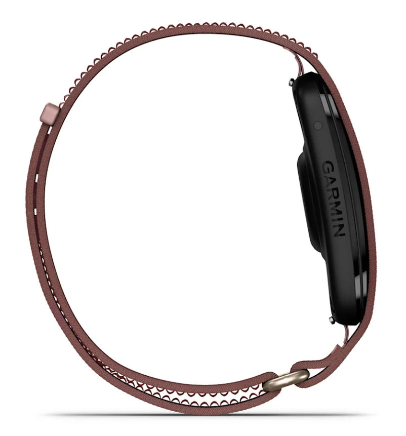 Czarny smartwatch Garmin z różowym paskiem tekstylnym pokazany z profilu na białym tle.