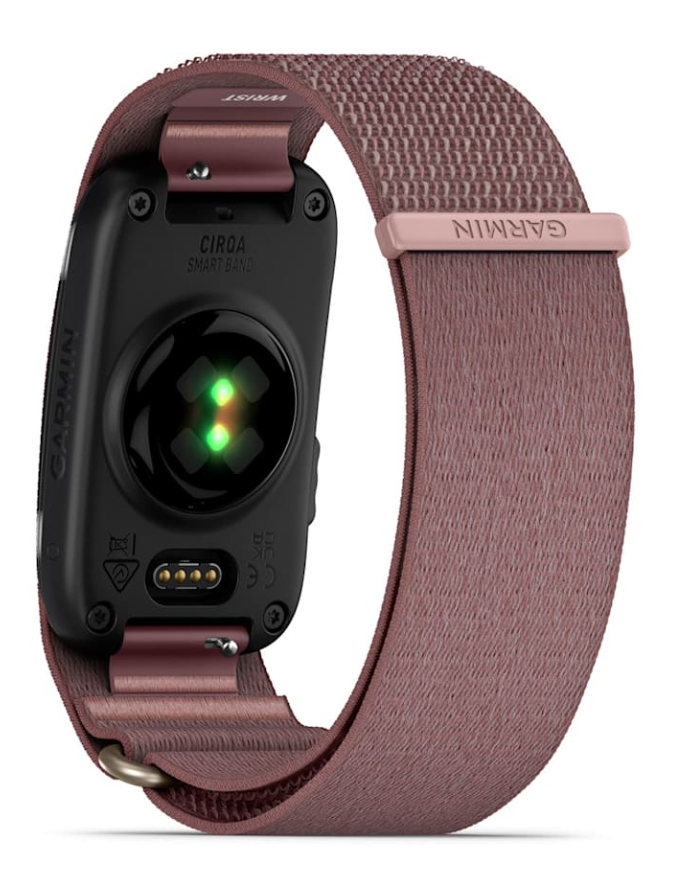 Widok z tyłu opaski fitness Garmin z różowym tkanym nylonowym paskiem i zielonymi czujnikami.