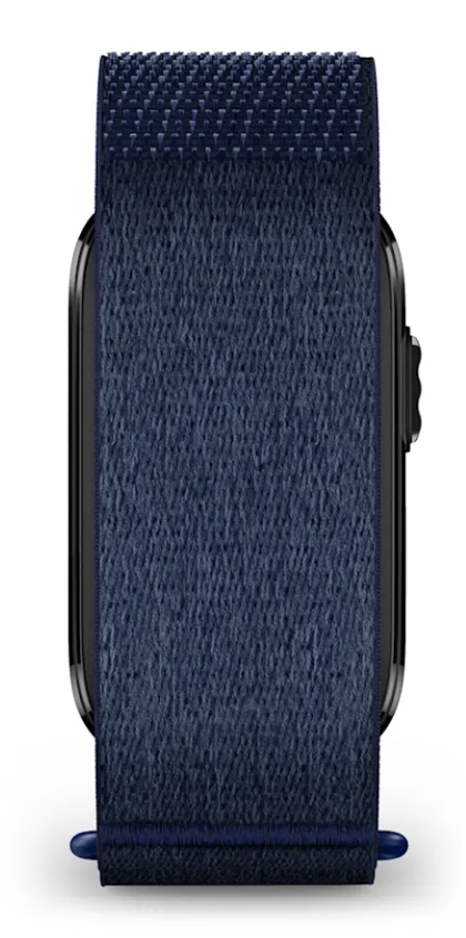 Ciemnoniebieski smartwatch z teksturowanym paskiem z tkaniny na białym tle.