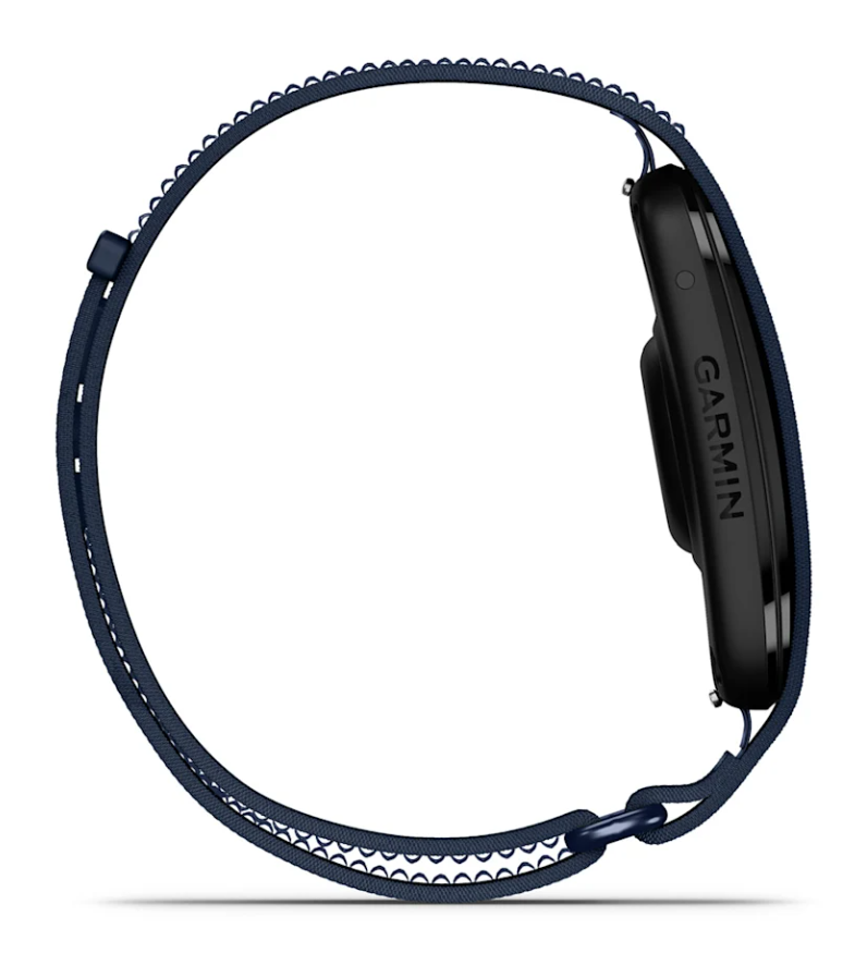 Widok z boku czarnego smartwatcha Garmin z ciemnoniebieskim paskiem nylonowym na białym tle.